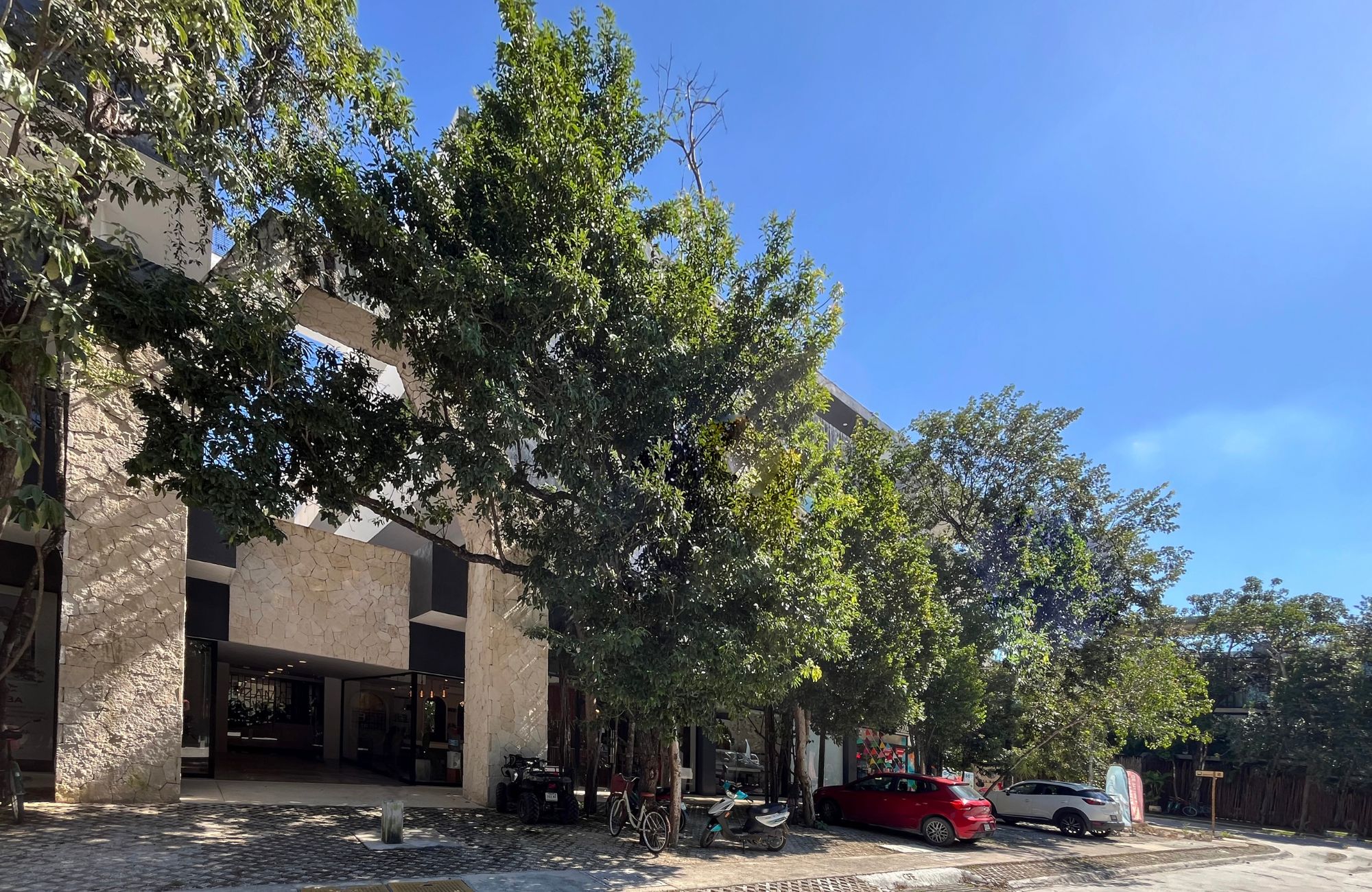 Departamento con alberca para adultos y bar en rooftop, alberca para ni&ntilde;os, spa, co-working, gimnasio, en pre-venta, Aldea Zama, Tulum.