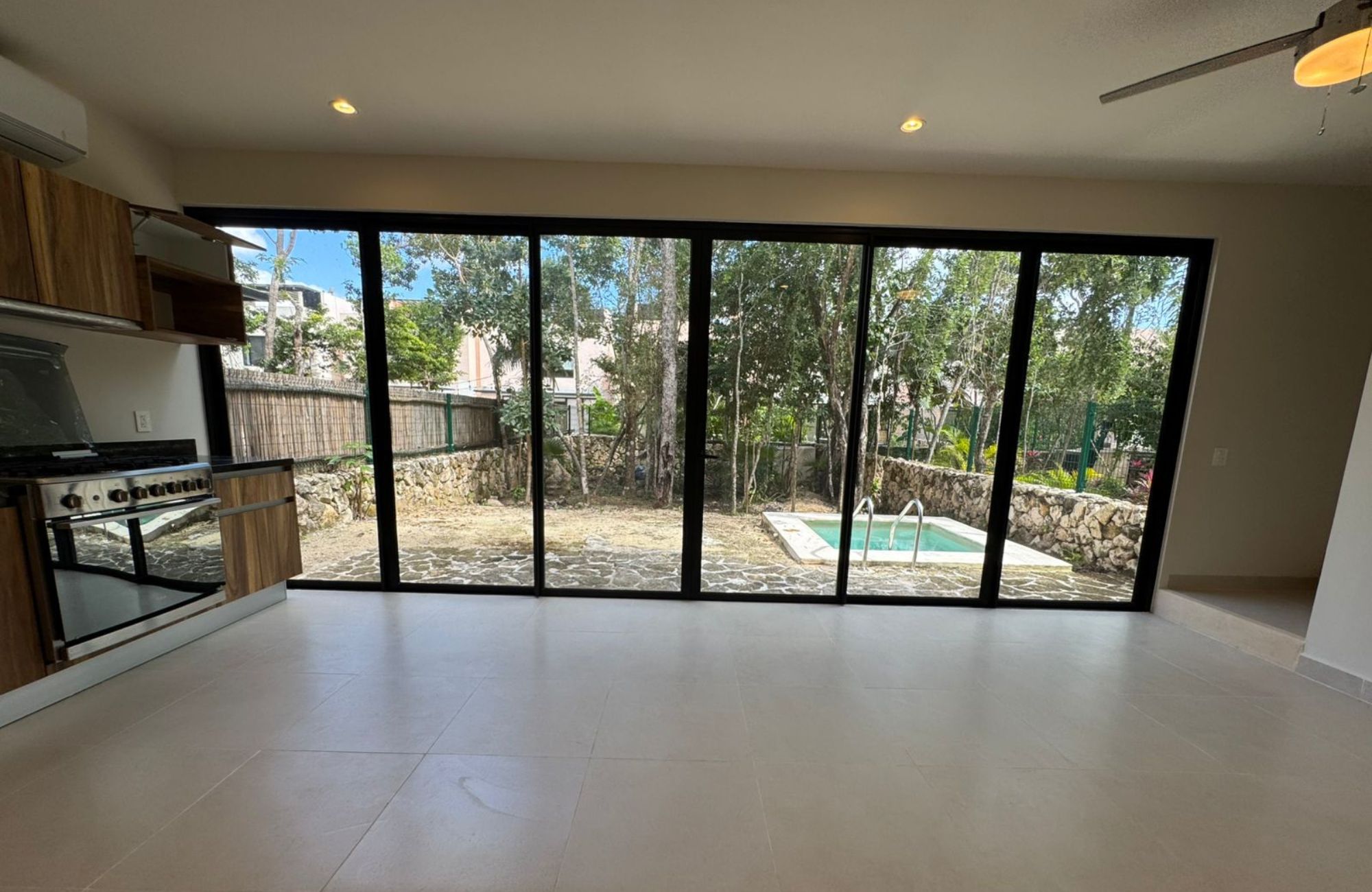 Casa con jard&iacute;n y alberca privada, en venta, Avenida Coba, Tulum