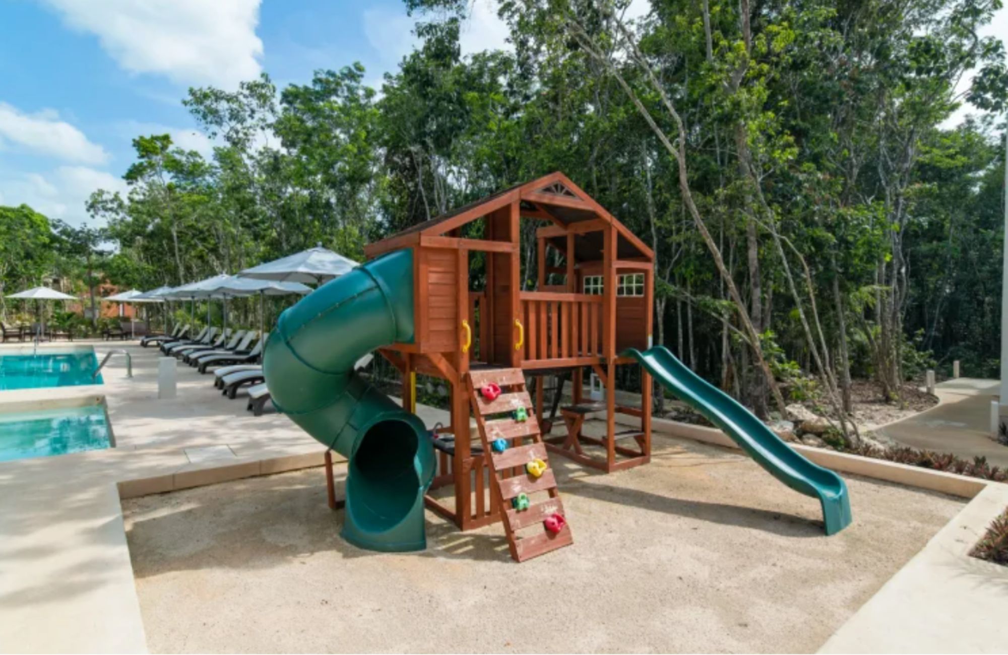 Casa con jard&iacute;n y alberca privada, en venta, Avenida Coba, Tulum