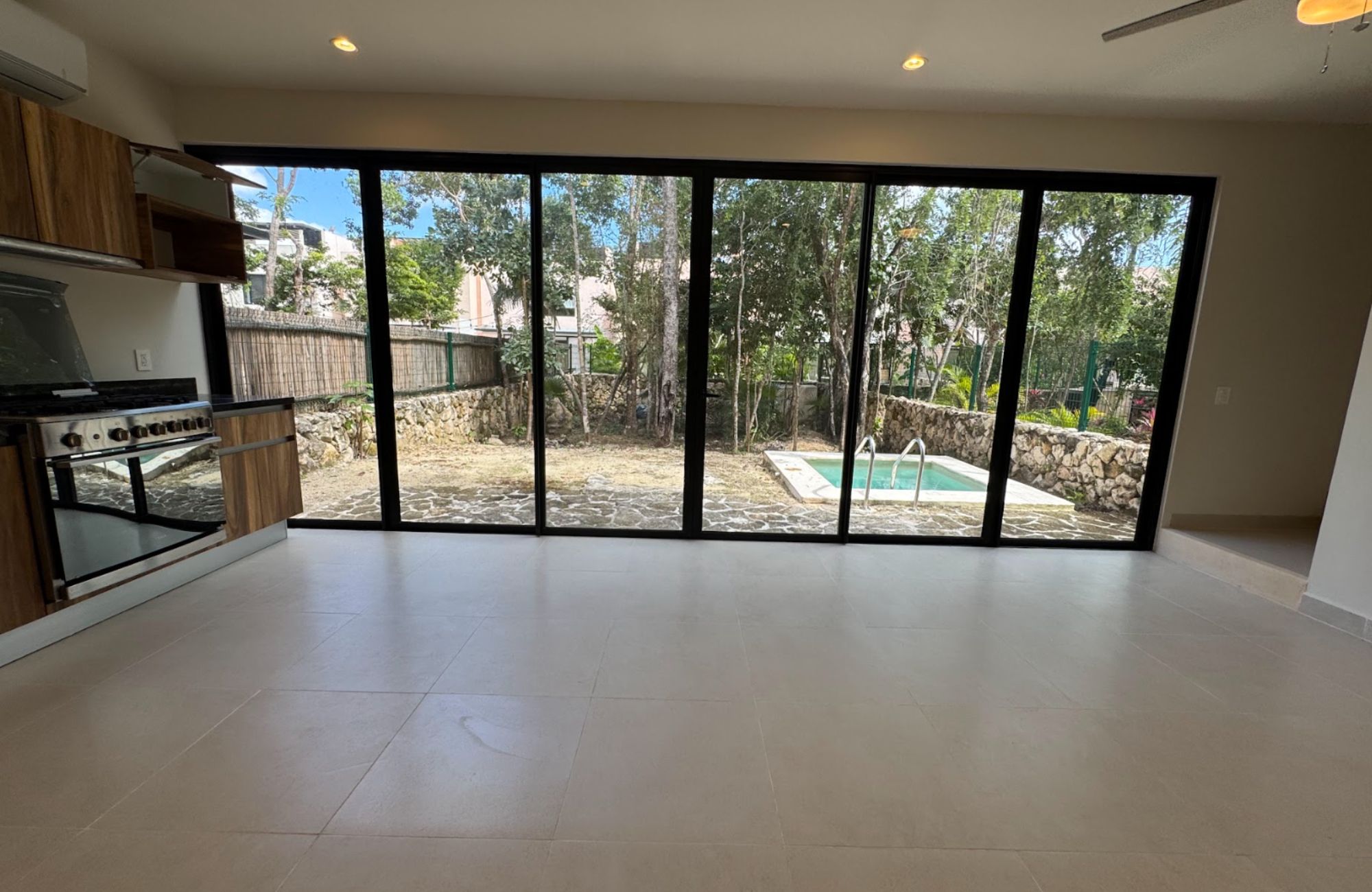 Casa con jard&iacute;n y alberca privada, en venta, Avenida Coba, Tulum