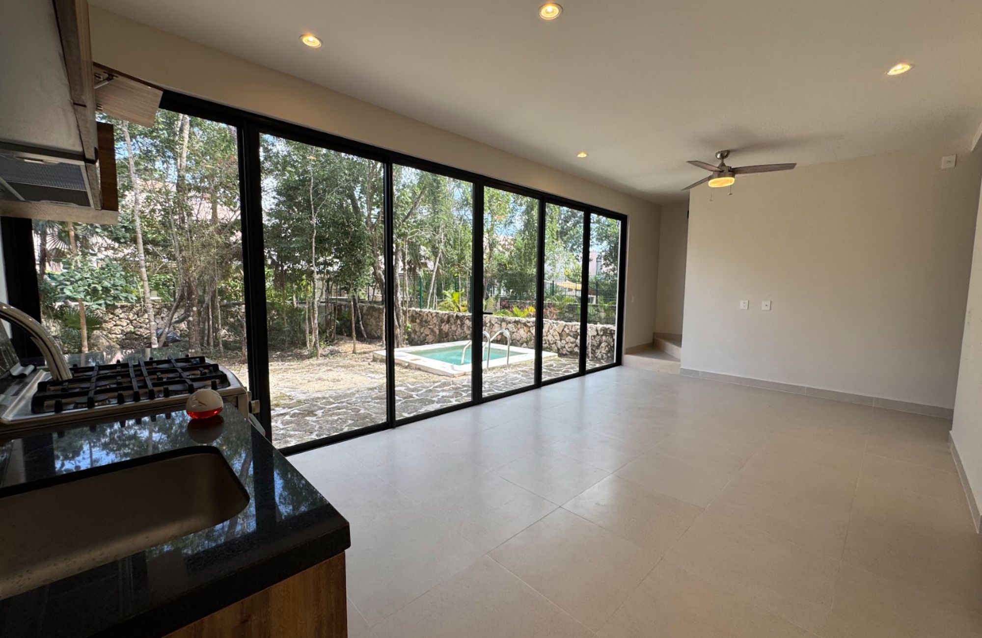 Casa con jard&iacute;n y alberca privada, en venta, Avenida Coba, Tulum