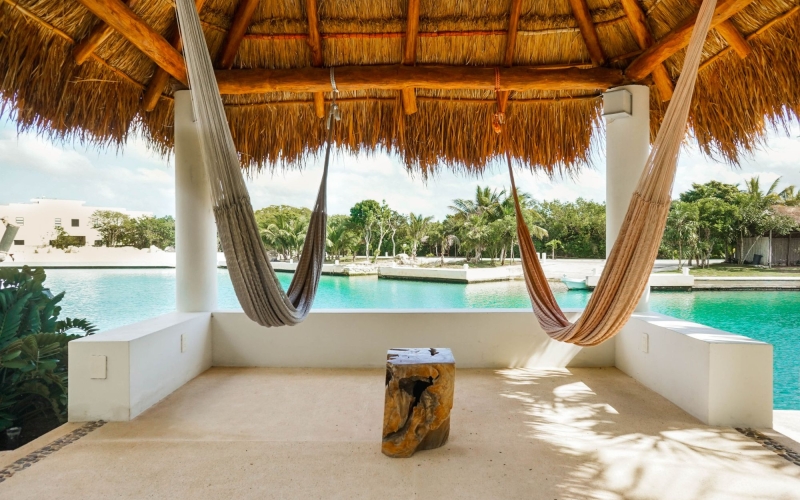 Stylish Waterfront Escape with Pool &ndash; Puerto Aventuras