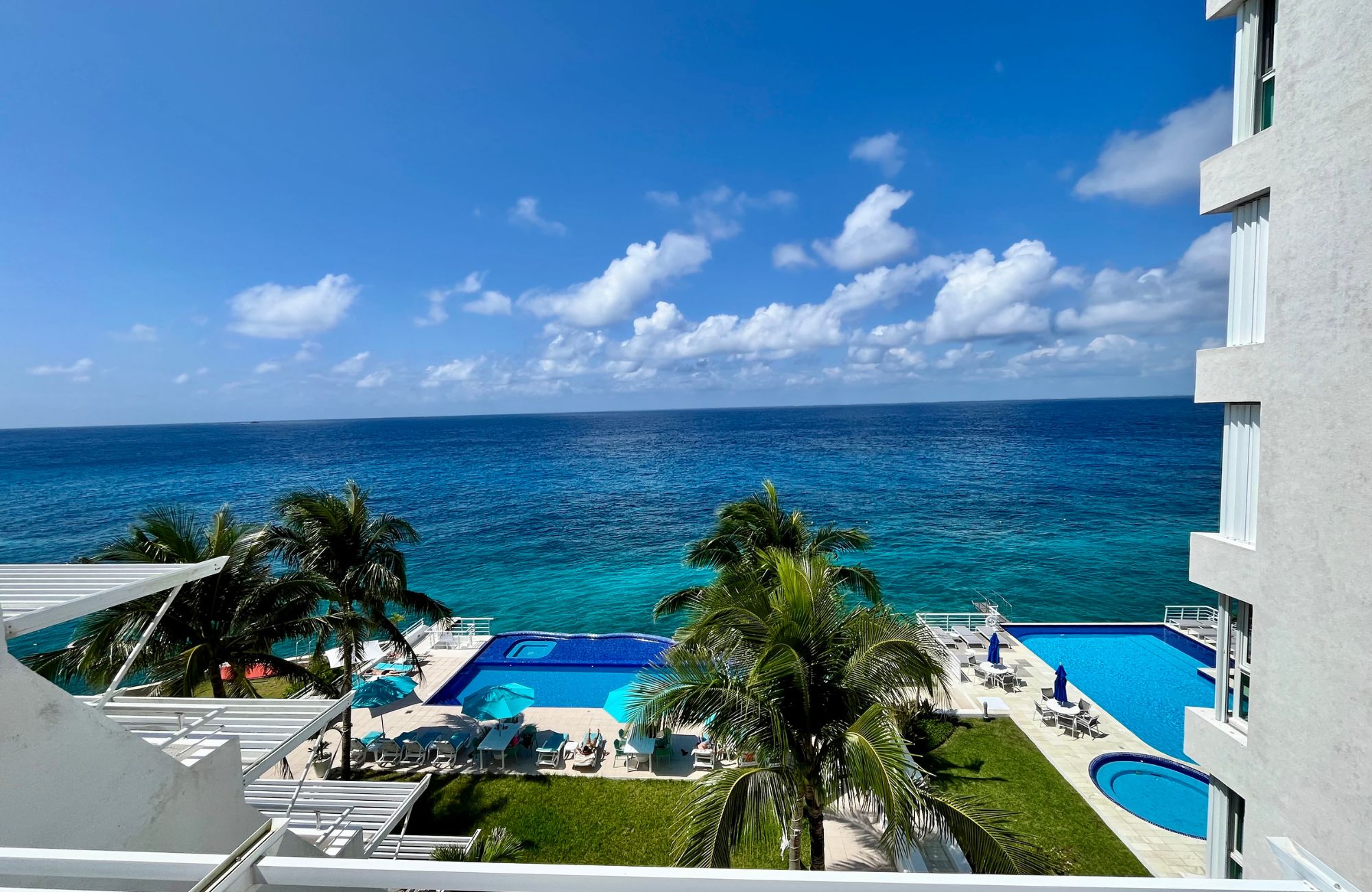 Condominium with balcony, oceanview infinity pool and jacuzzi for sale, downtown area, in Cozumel, Quintana Roo.