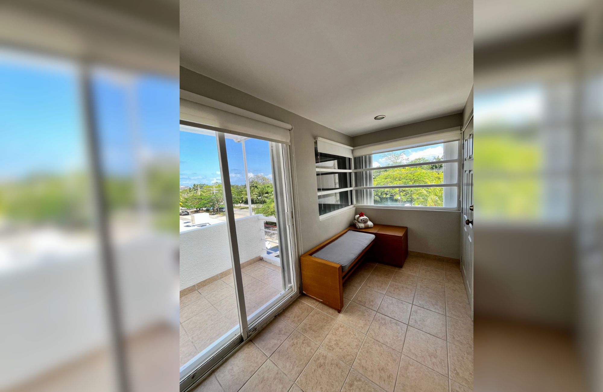 Condominium with balcony, oceanview infinity pool and jacuzzi for sale, downtown area, in Cozumel, Quintana Roo.