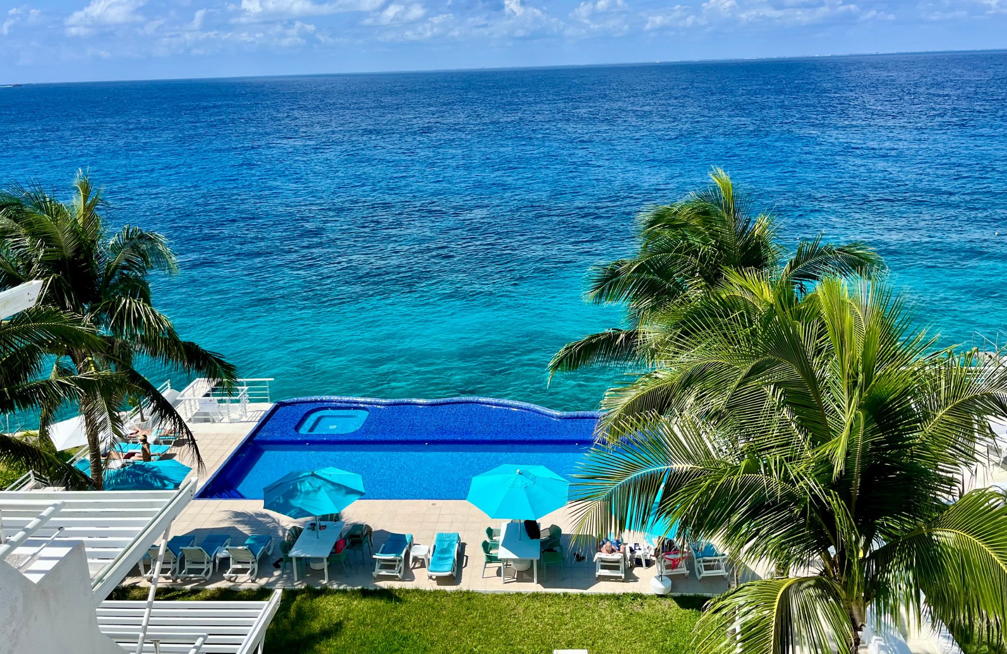 Condominium with balcony, oceanview infinity pool and jacuzzi for sale, downtown area, in Cozumel, Quintana Roo.