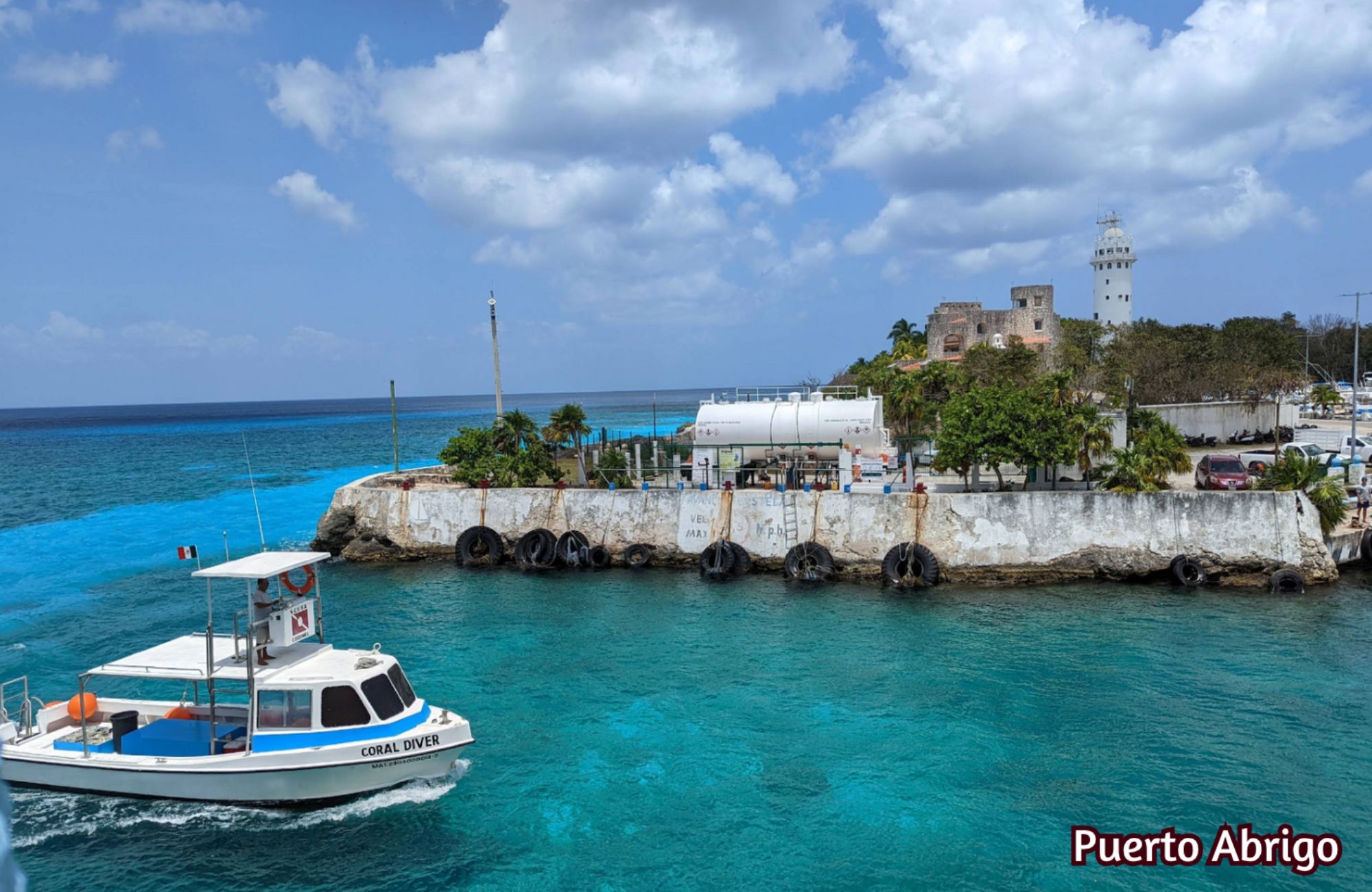 Condominium with balcony, oceanview infinity pool and jacuzzi for sale, downtown area, in Cozumel, Quintana Roo.