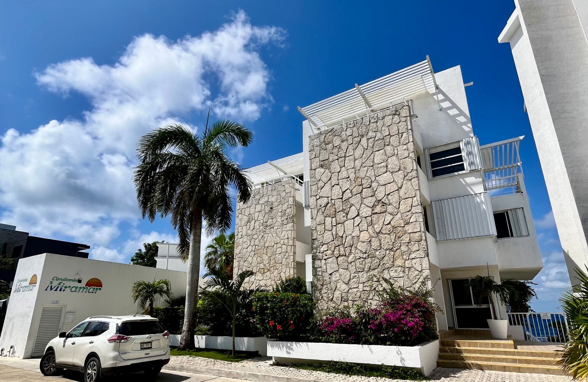 Condominium with balcony, oceanview infinity pool and jacuzzi for sale, downtown area, in Cozumel, Quintana Roo.