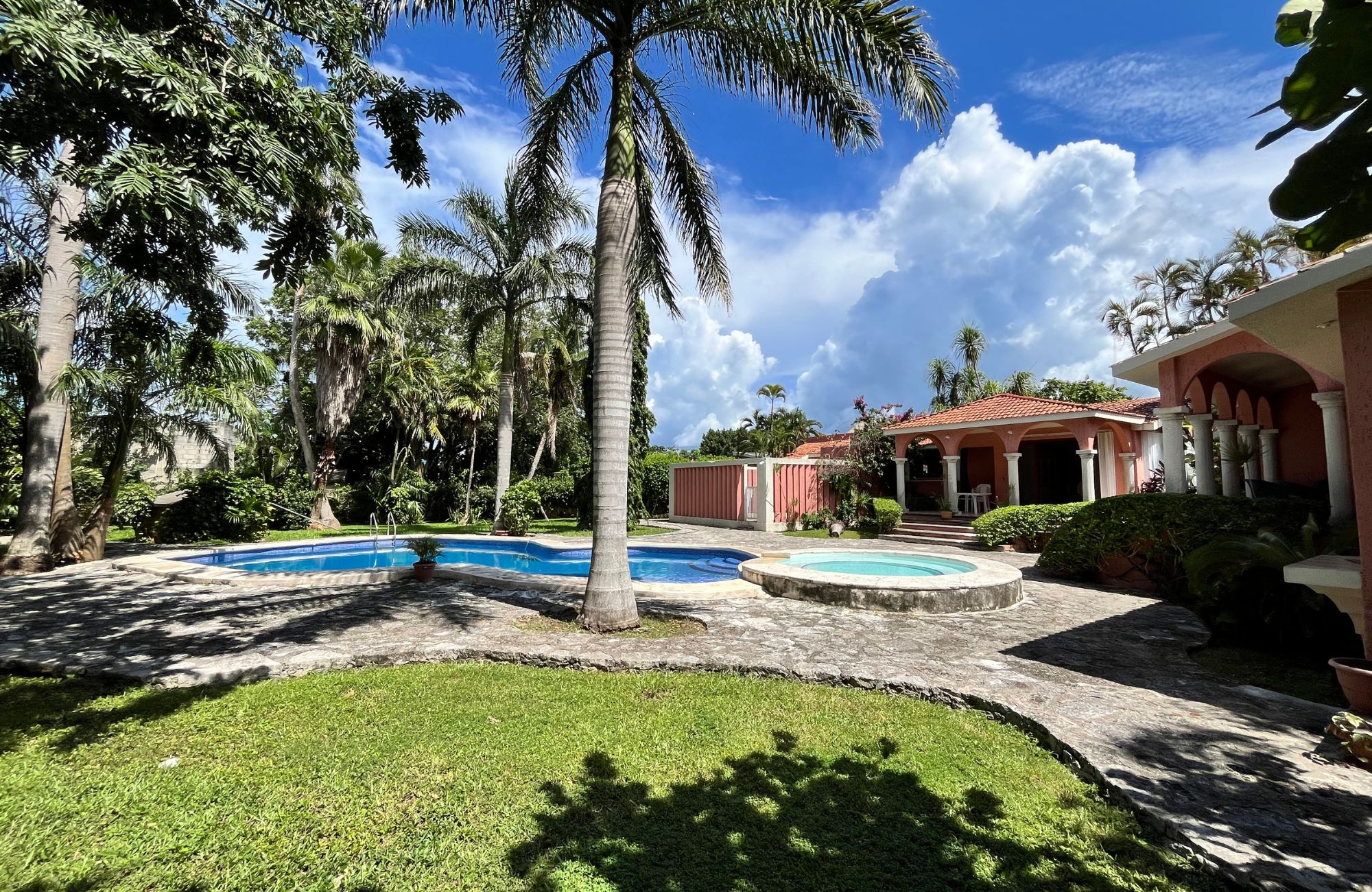 House with spacious garden and private pool for sale, Centro, Cozumel