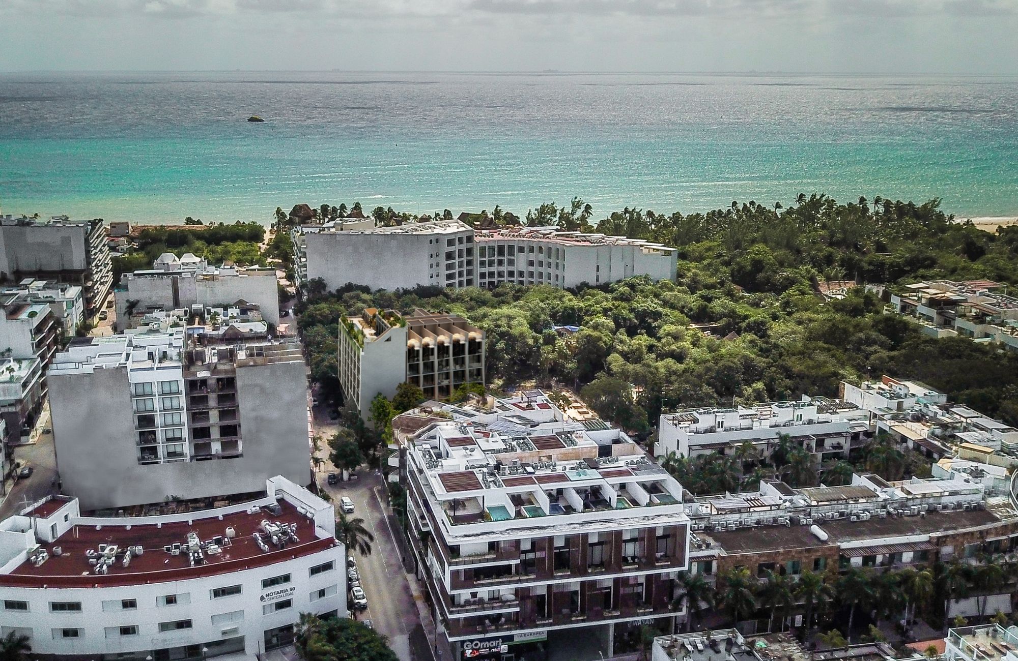 Condo with beach club, ground floor, furnished, gym, business center, concierge and more for sale in Playa del Carmen.