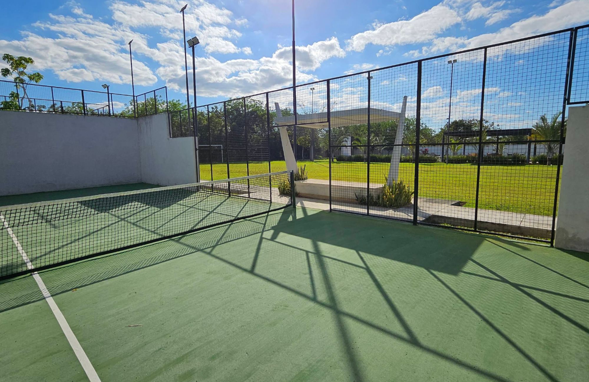 Residence with garden and private pool for sale, Yucat&aacute;n Country Club, M&eacute;rida