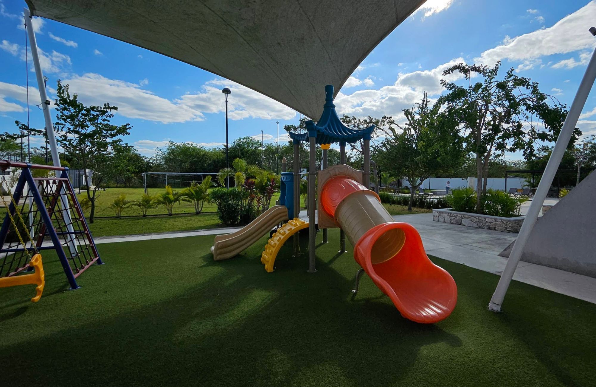 Residence with garden and private pool for sale, Yucat&aacute;n Country Club, M&eacute;rida