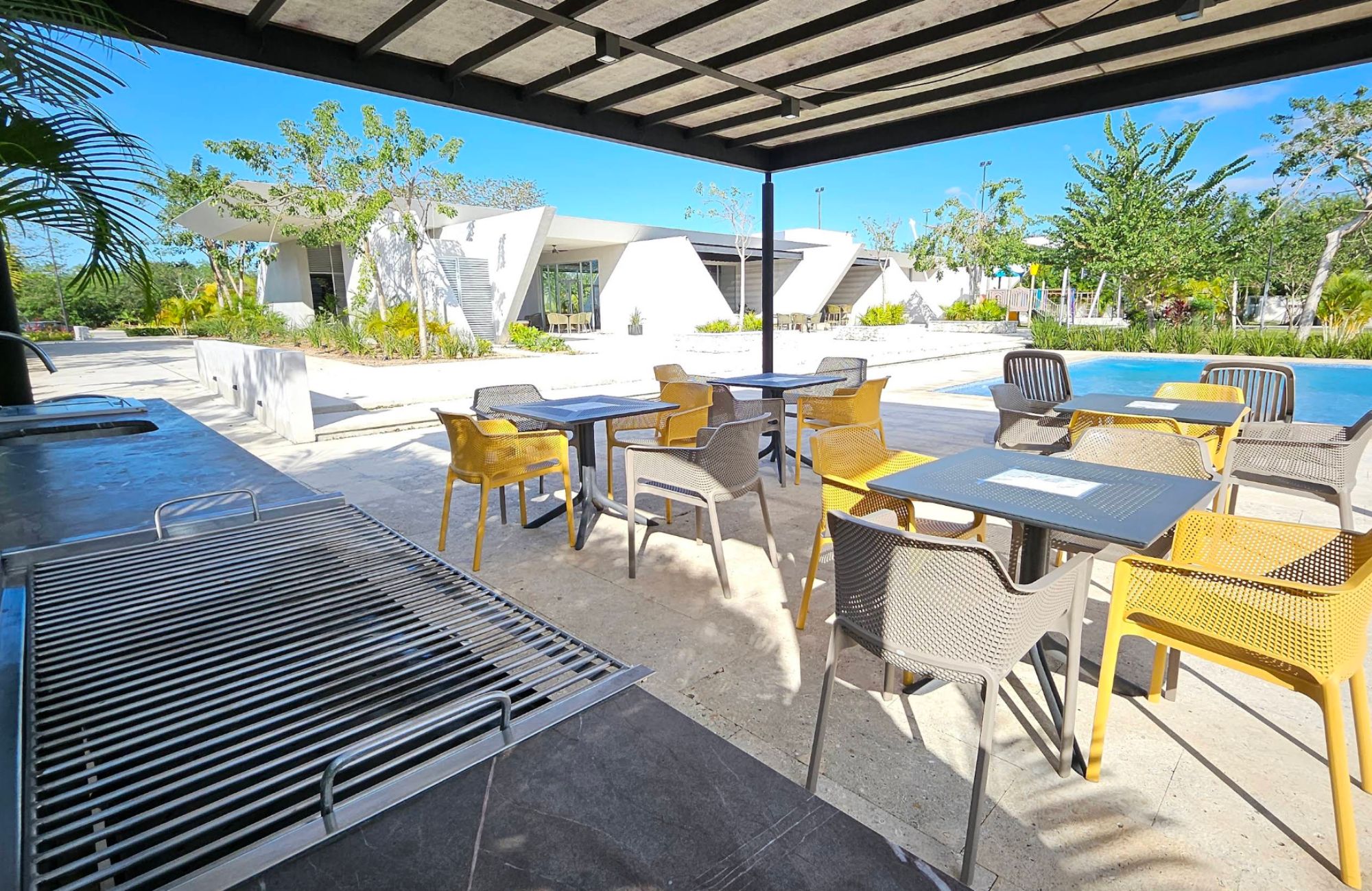 Residence with garden and private pool for sale, Yucat&aacute;n Country Club, M&eacute;rida