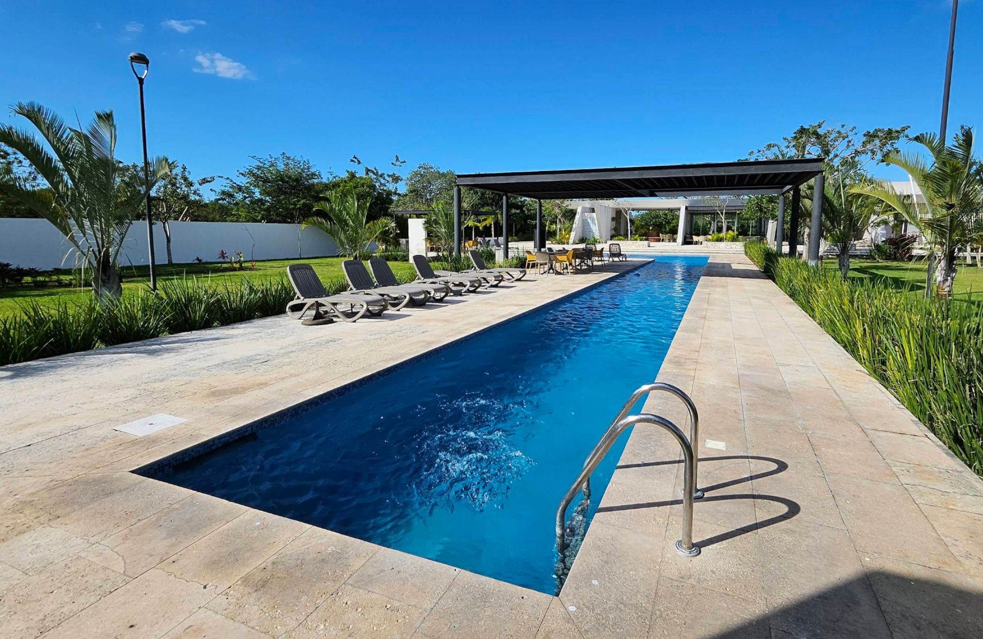 Residence with garden and private pool for sale, Yucat&aacute;n Country Club, M&eacute;rida