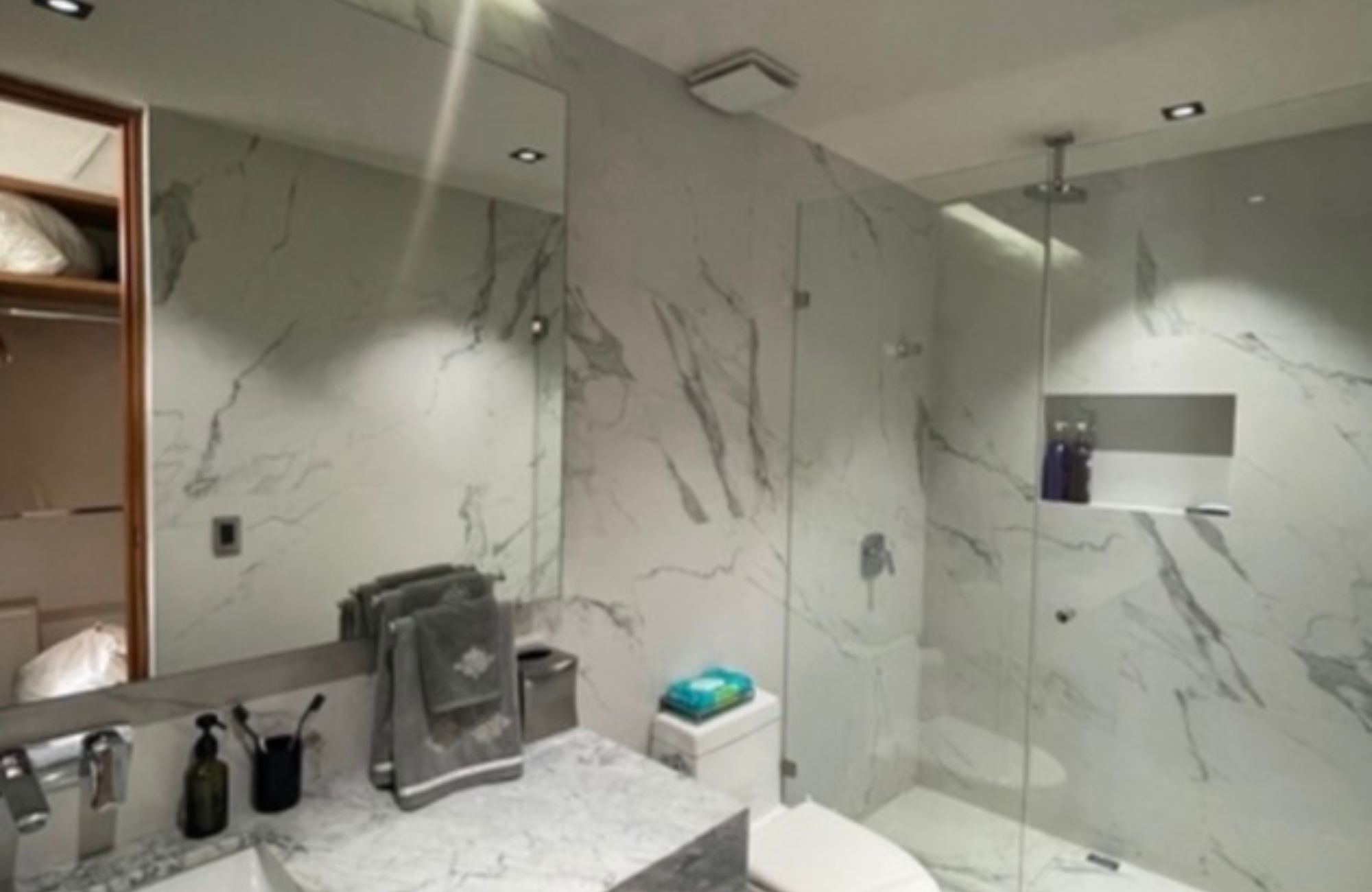 Hermoso departamento con vista al mar y la marina, con amenidades: alberca infinity, spa, gimnasio, area lounge, salon de eventos, lobby