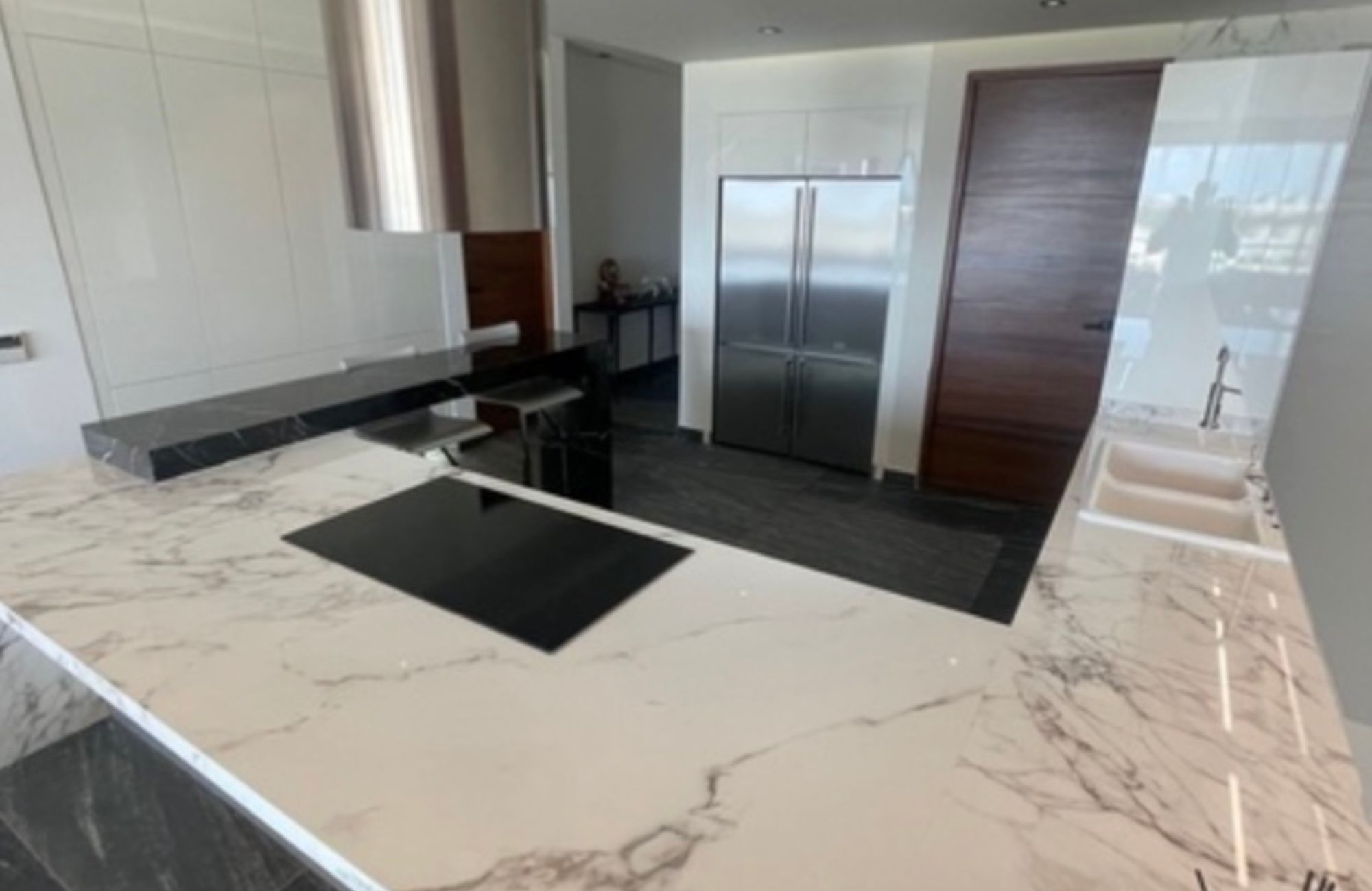 Hermoso departamento con vista al mar y la marina, con amenidades: alberca infinity, spa, gimnasio, area lounge, salon de eventos, lobby