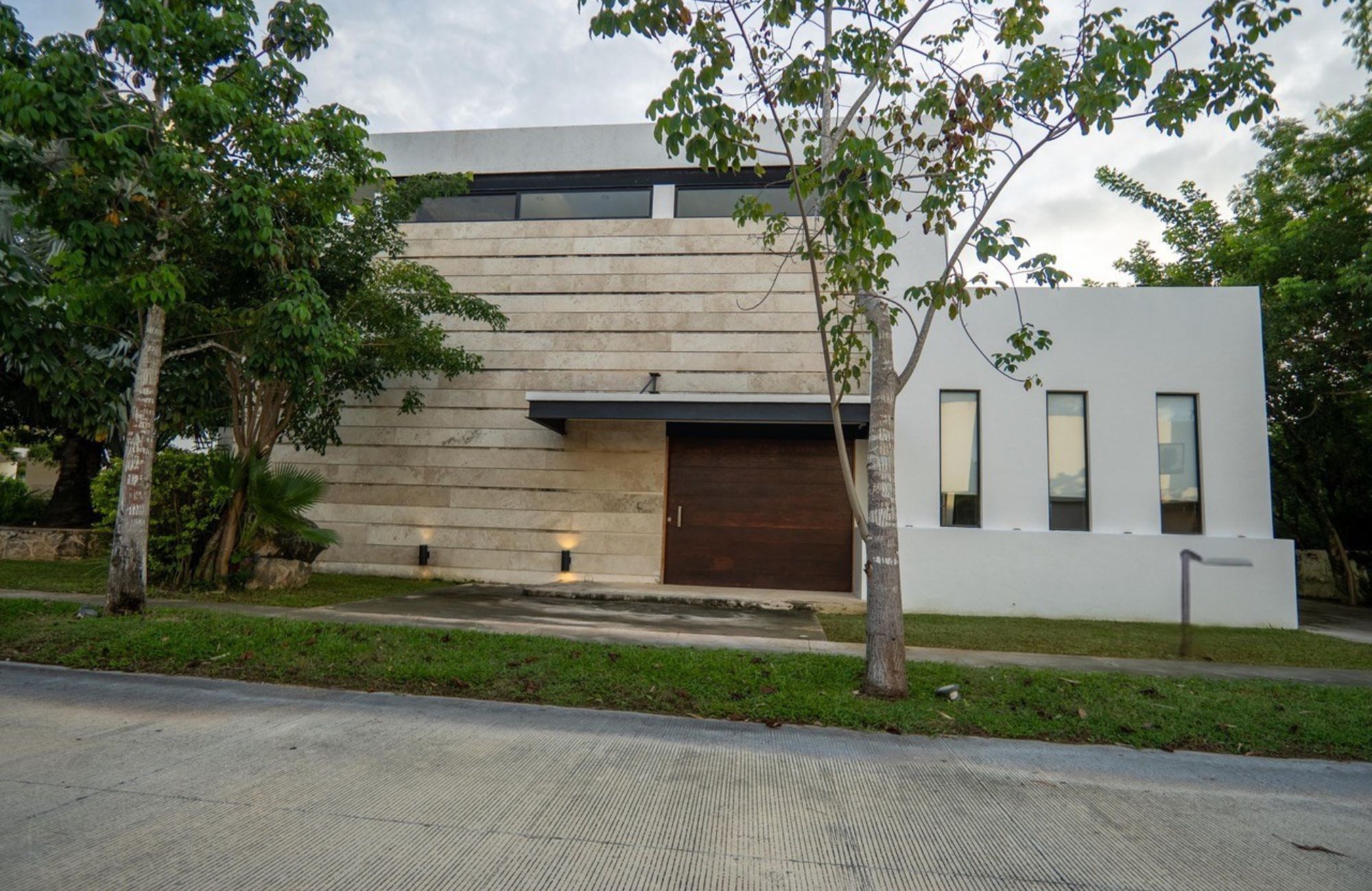 Casa con alberca privada, cava y jard&iacute;n, en venta, Residencial El Origen, M&eacute;rida