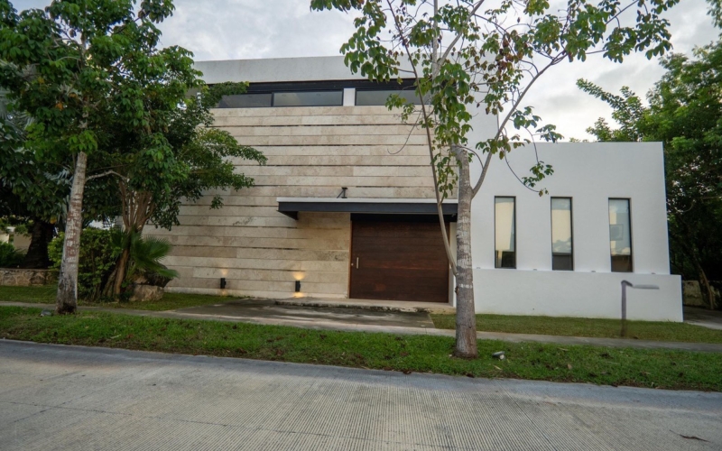 Casa con alberca privada en club de golf, venta, Zona Norte, M&eacute;rida