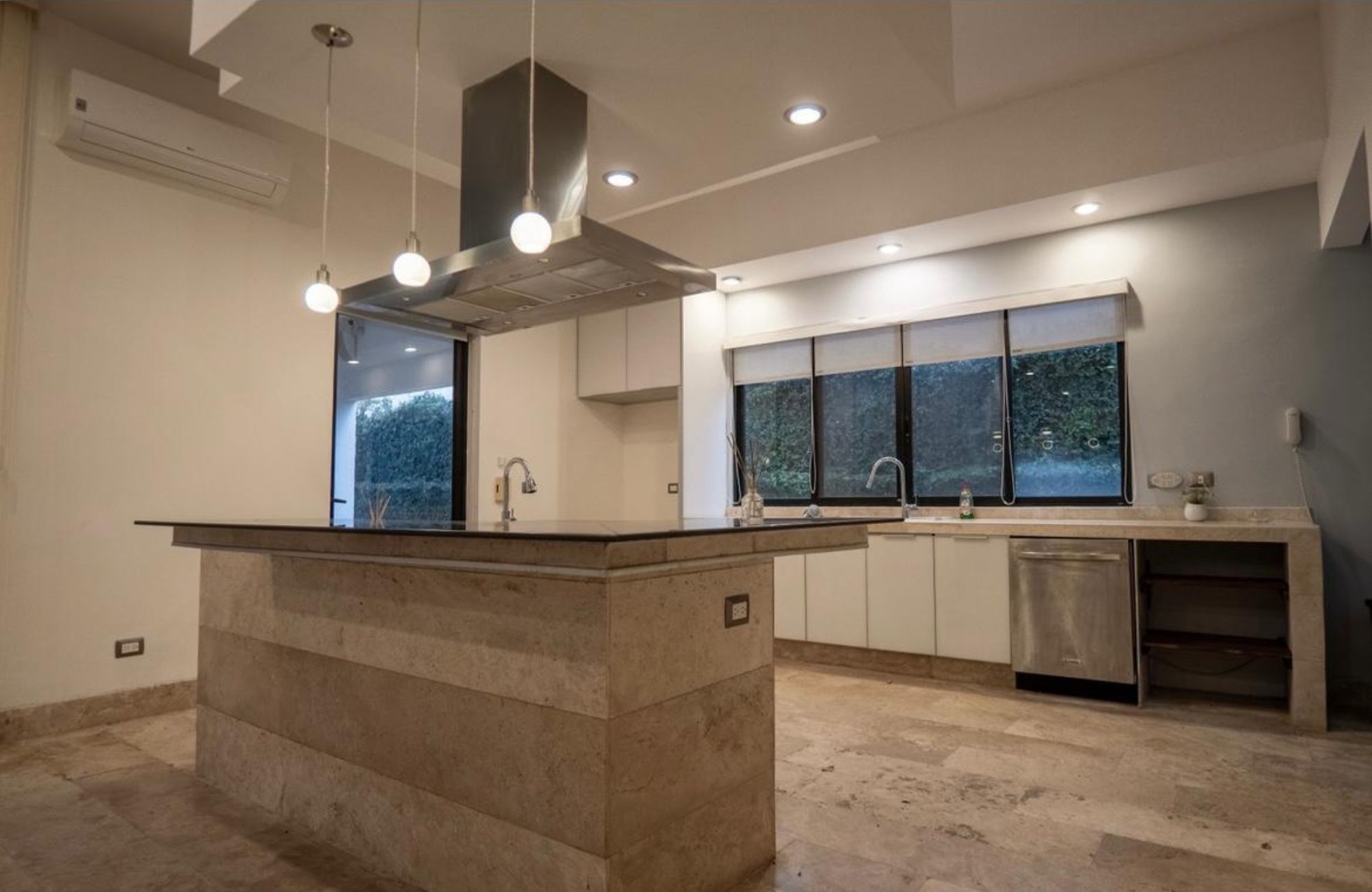 Casa con alberca privada, cava y jard&iacute;n, en venta, Residencial El Origen, M&eacute;rida