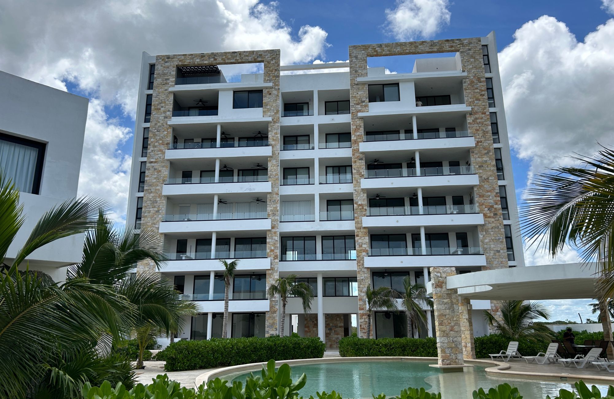 Condo with pool, terrace, service room, pre-sale, North Zone, M&eacute;rida.