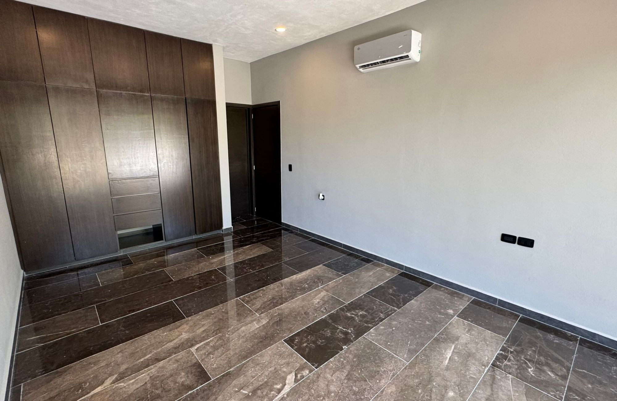 House with private pool, hot tub spa, smart key card, amenities: gym, juice and coffee bar, common pool, in Aldea Zama, Tulum for sale.