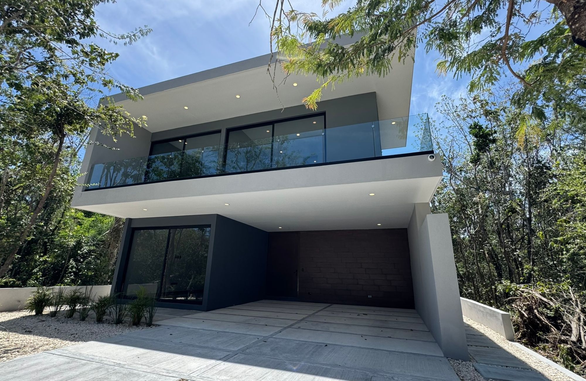 House with private pool, hot tub spa, smart key card, amenities: gym, juice and coffee bar, common pool, in Aldea Zama, Tulum for sale.