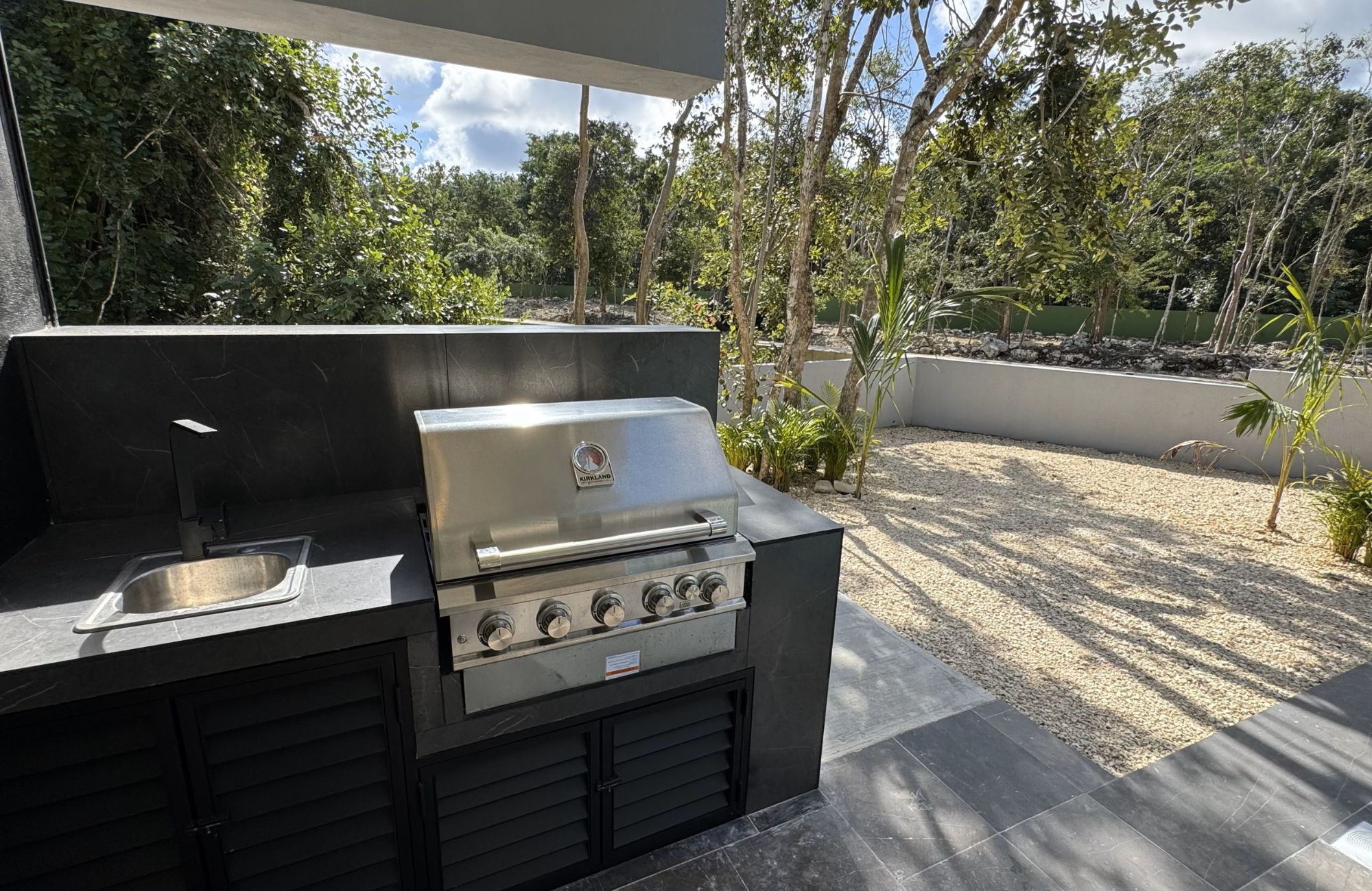 Spacious house with private pool, terrace, patio, bar, cellar. Common areas, zen area, barbecue area, lounge bar.