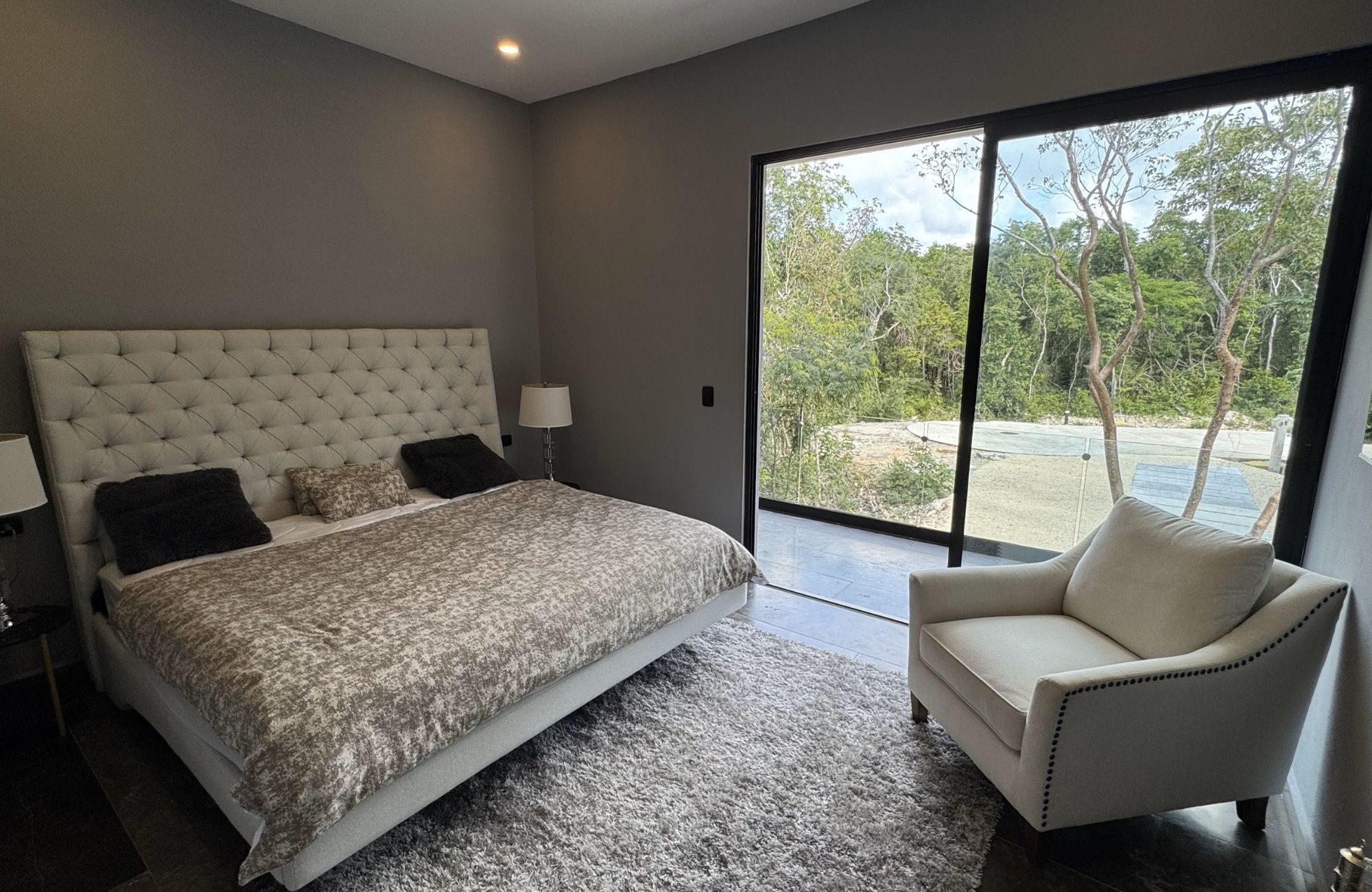 Spacious house with private pool, terrace, patio, bar, cellar. Common areas, zen area, barbecue area, lounge bar.