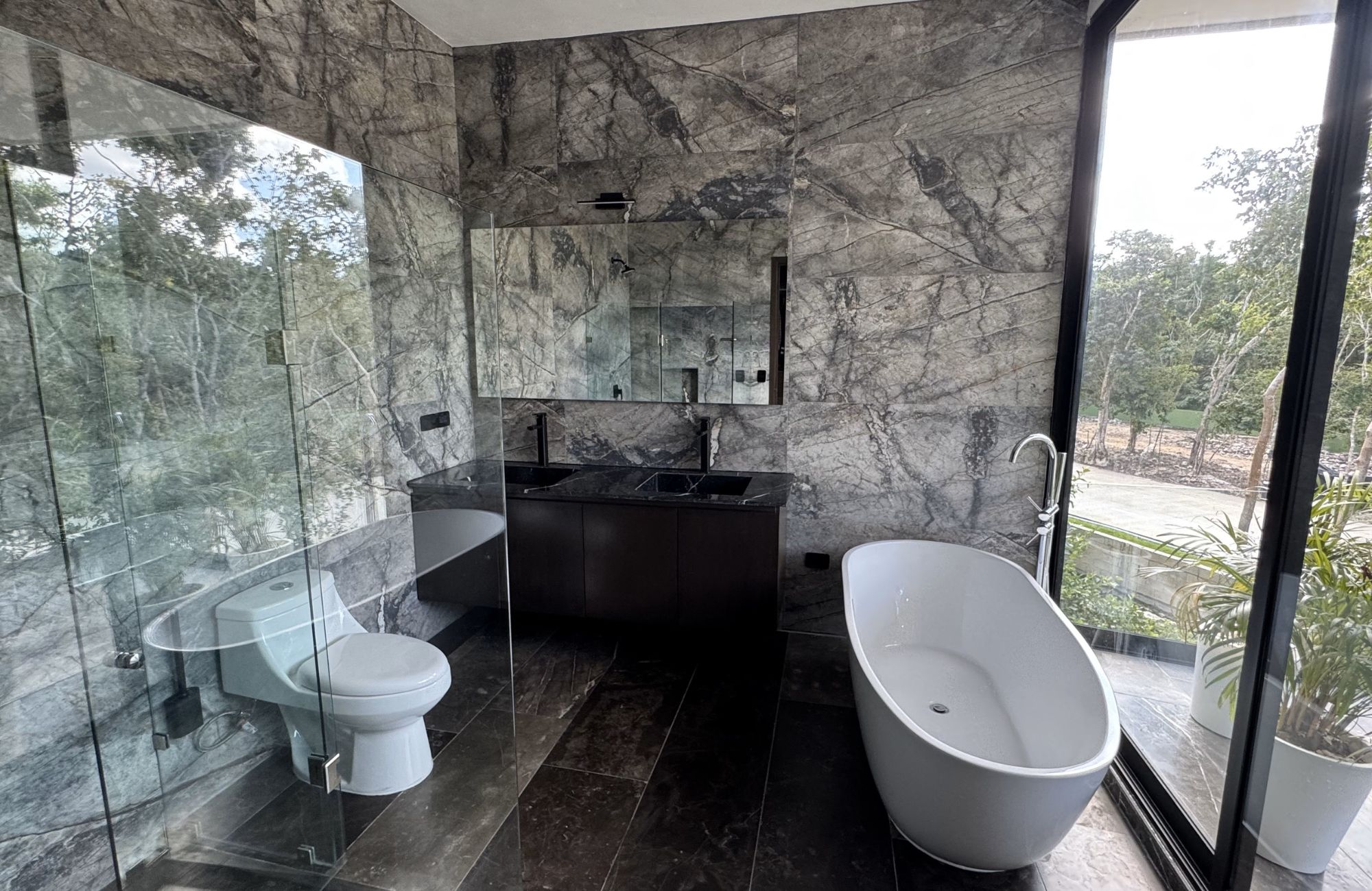 Spacious house with private pool, terrace, patio, bar, cellar. Common areas, zen area, barbecue area, lounge bar.