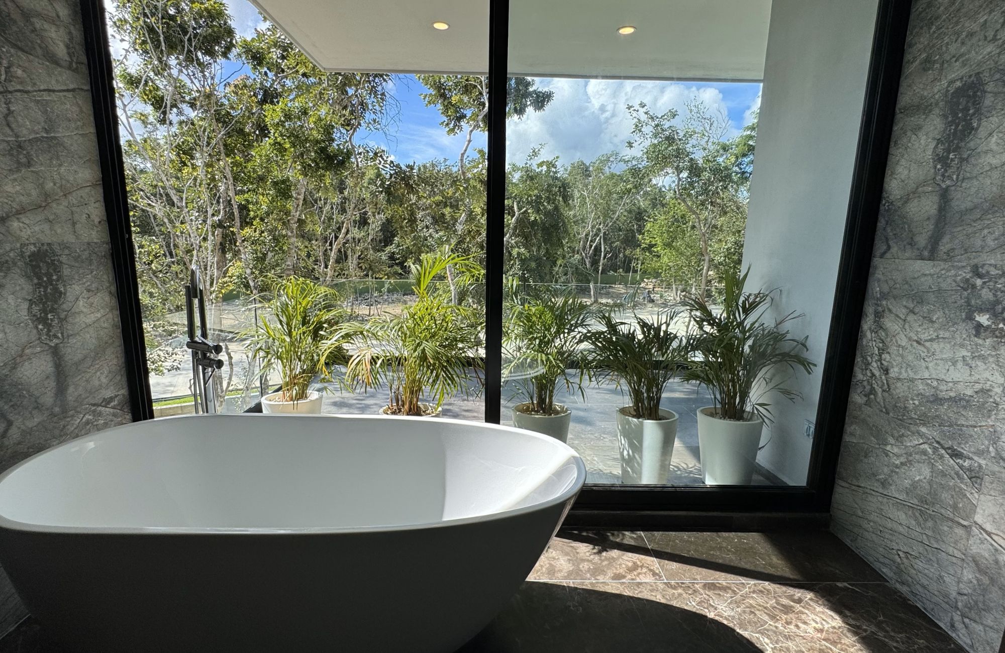 Spacious house with private pool, terrace, patio, bar, cellar. Common areas, zen area, barbecue area, lounge bar.