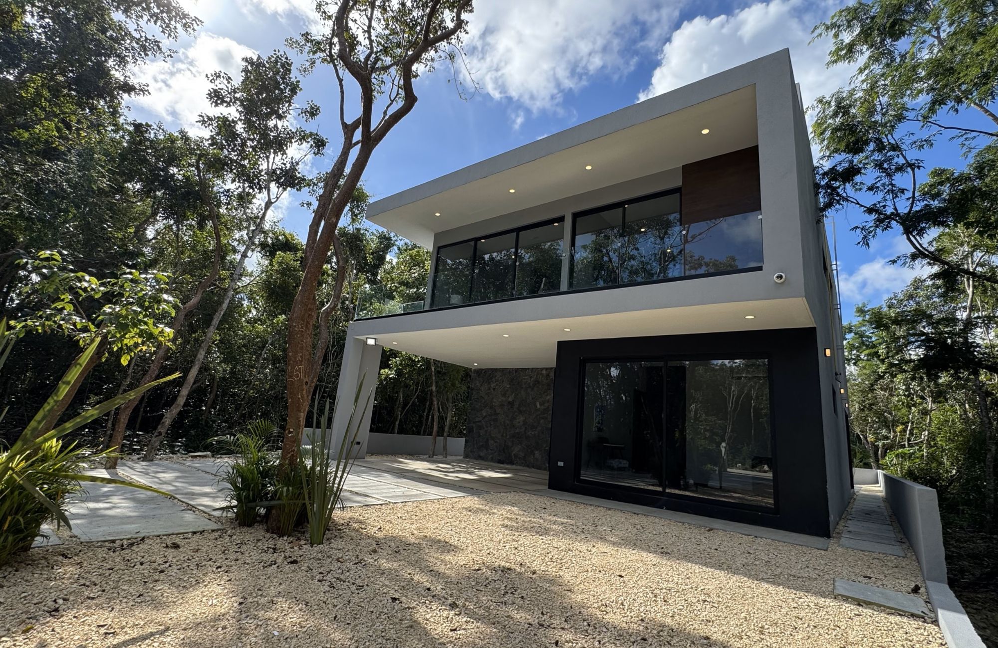 Spacious house with private pool, terrace, patio, bar, cellar. Common areas, zen area, barbecue area, lounge bar.