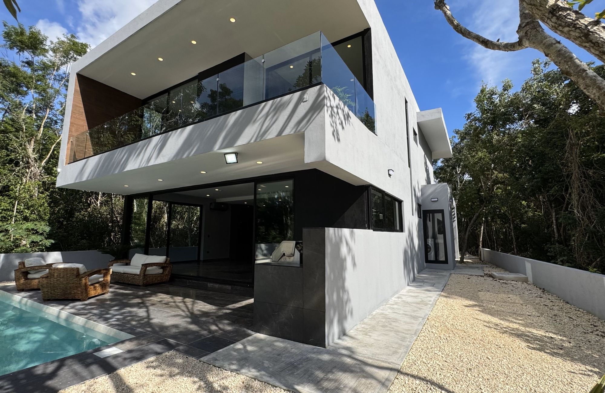 Spacious house with private pool, terrace, patio, bar, cellar. Common areas, zen area, barbecue area, lounge bar.