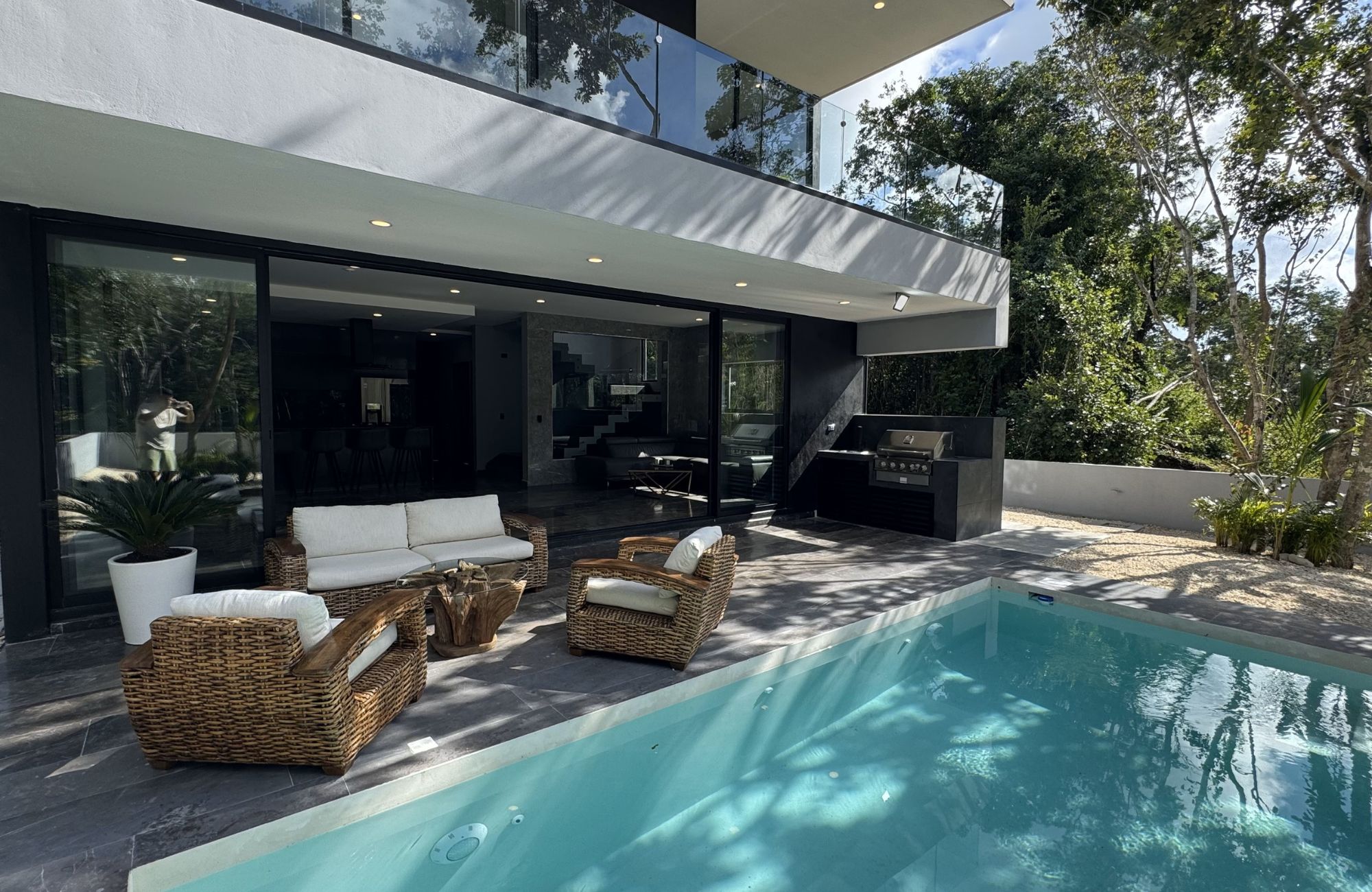 Spacious house with private pool, terrace, patio, bar, cellar. Common areas, zen area, barbecue area, lounge bar.