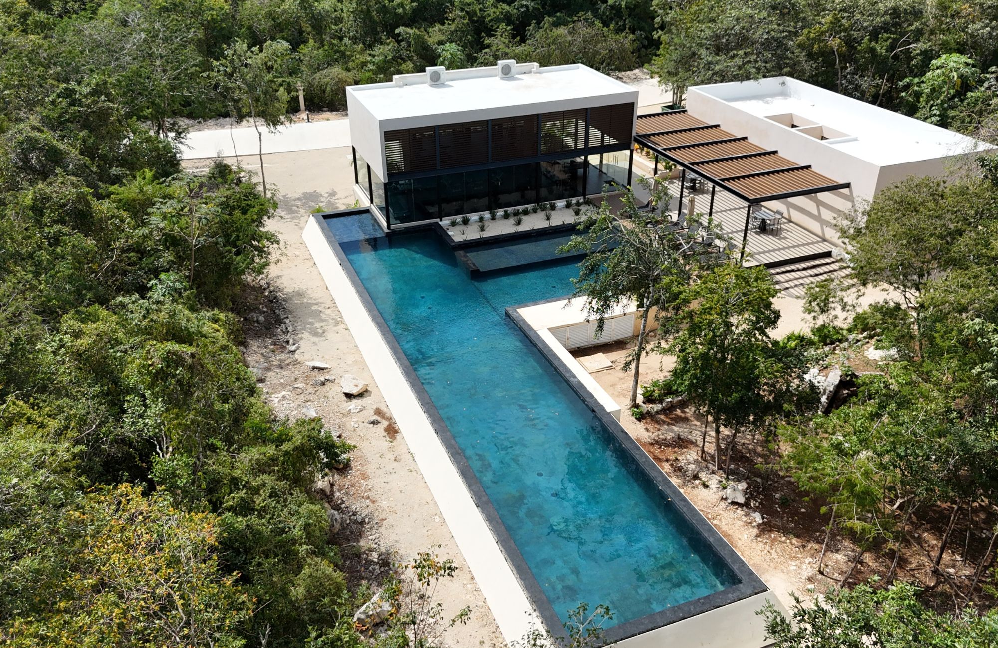 Spacious house with private pool, terrace, patio, bar, cellar. Common areas, zen area, barbecue area, lounge bar.