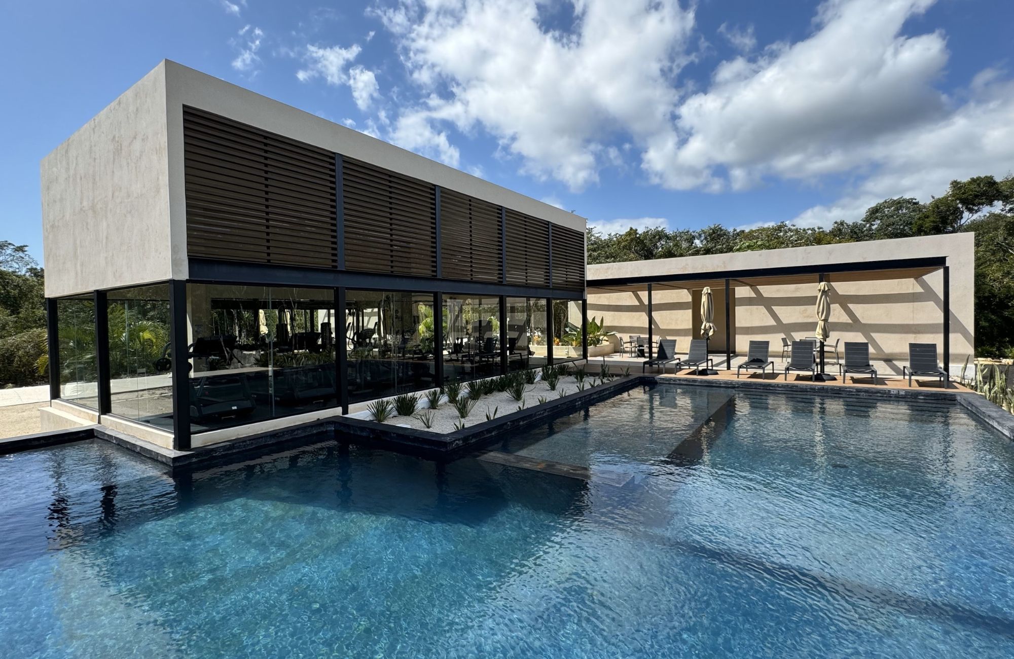 Spacious house with private pool, terrace, patio, bar, cellar. Common areas, zen area, barbecue area, lounge bar.