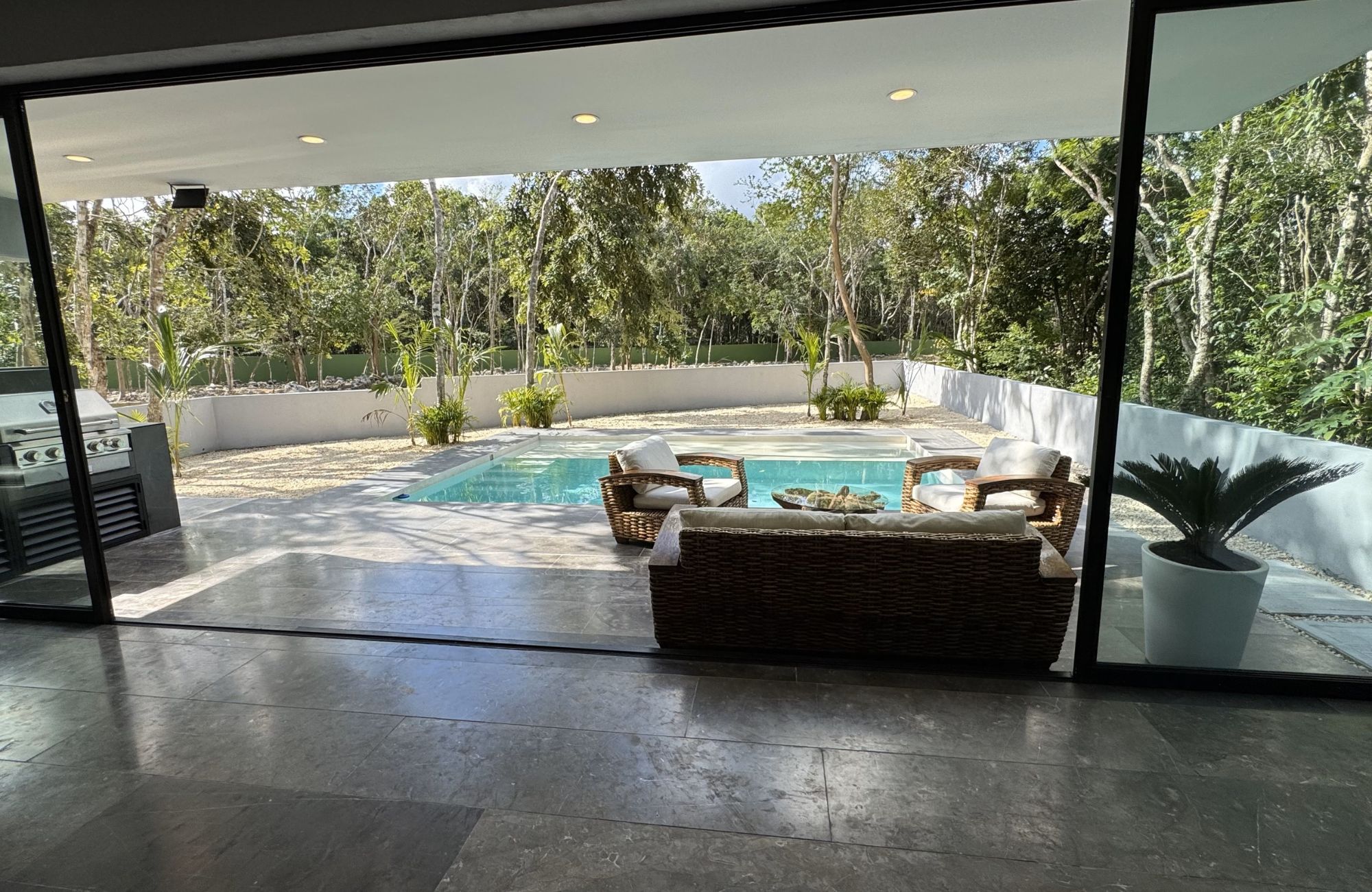 Spacious house with private pool, terrace, patio, bar, cellar. Common areas, zen area, barbecue area, lounge bar.