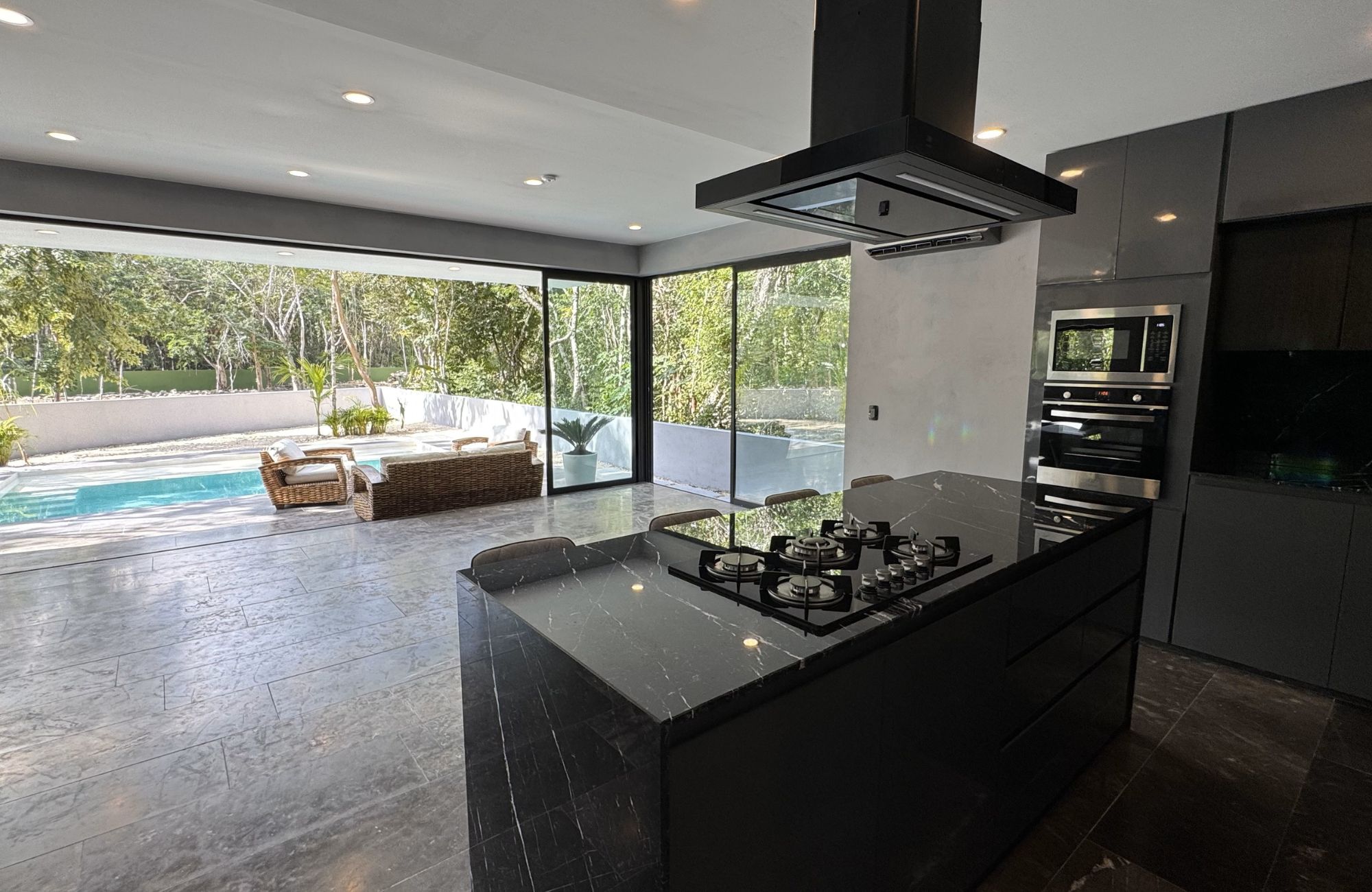 Spacious house with private pool, terrace, patio, bar, cellar. Common areas, zen area, barbecue area, lounge bar.