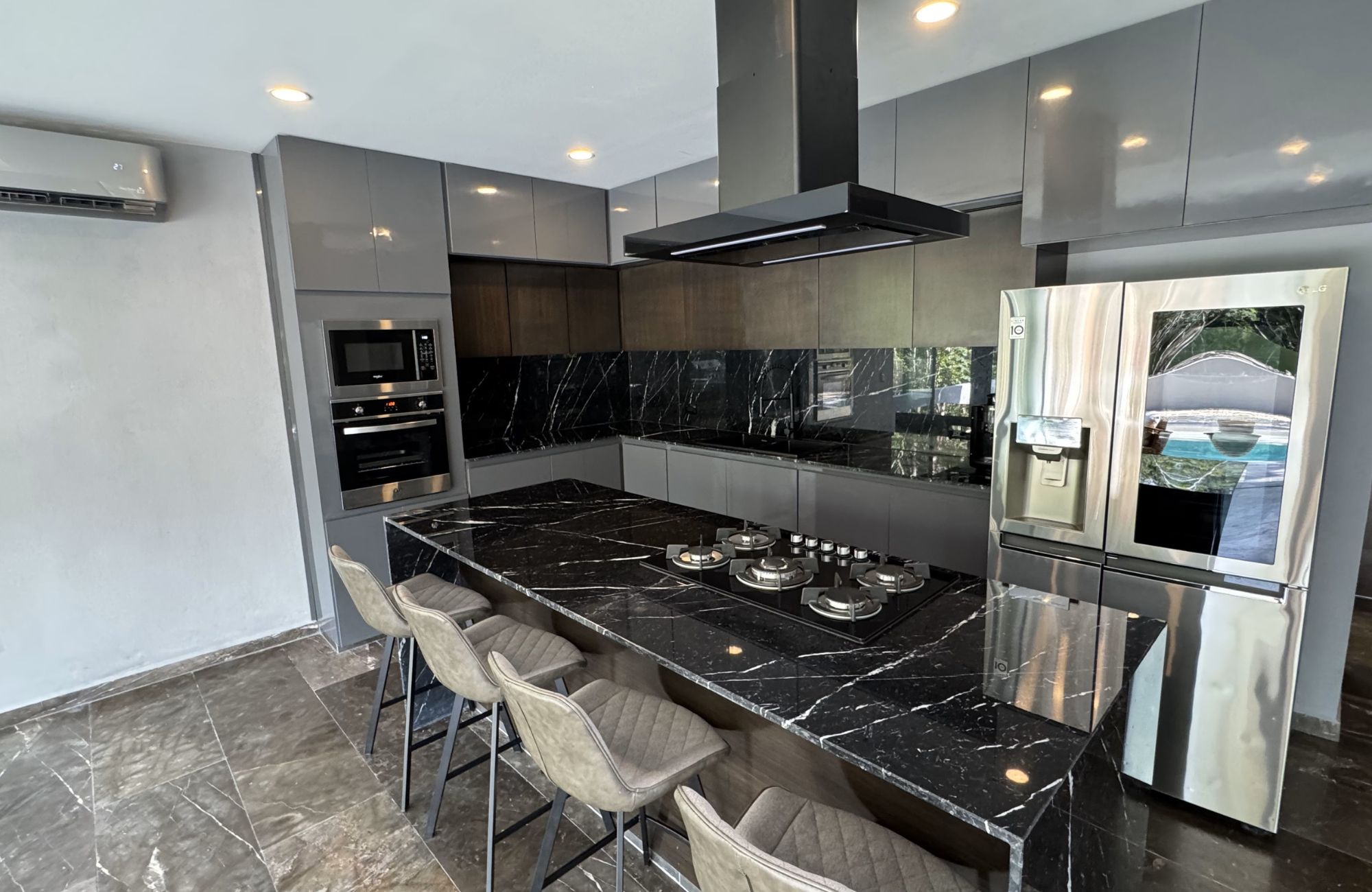 Spacious house with private pool, terrace, patio, bar, cellar. Common areas, zen area, barbecue area, lounge bar.