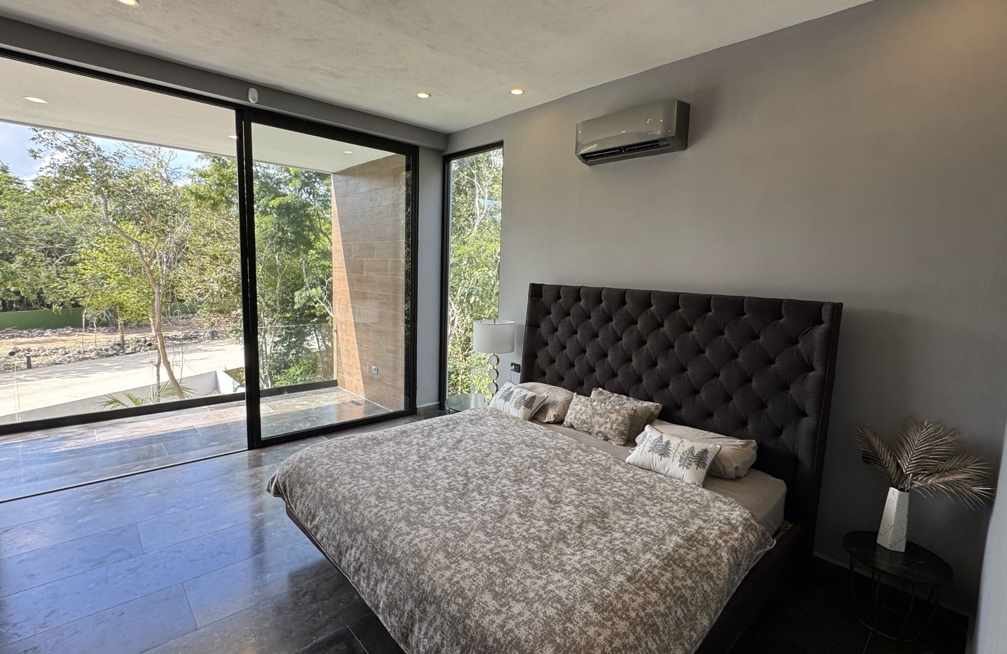 Spacious house with private pool, terrace, patio, bar, cellar. Common areas, zen area, barbecue area, lounge bar.