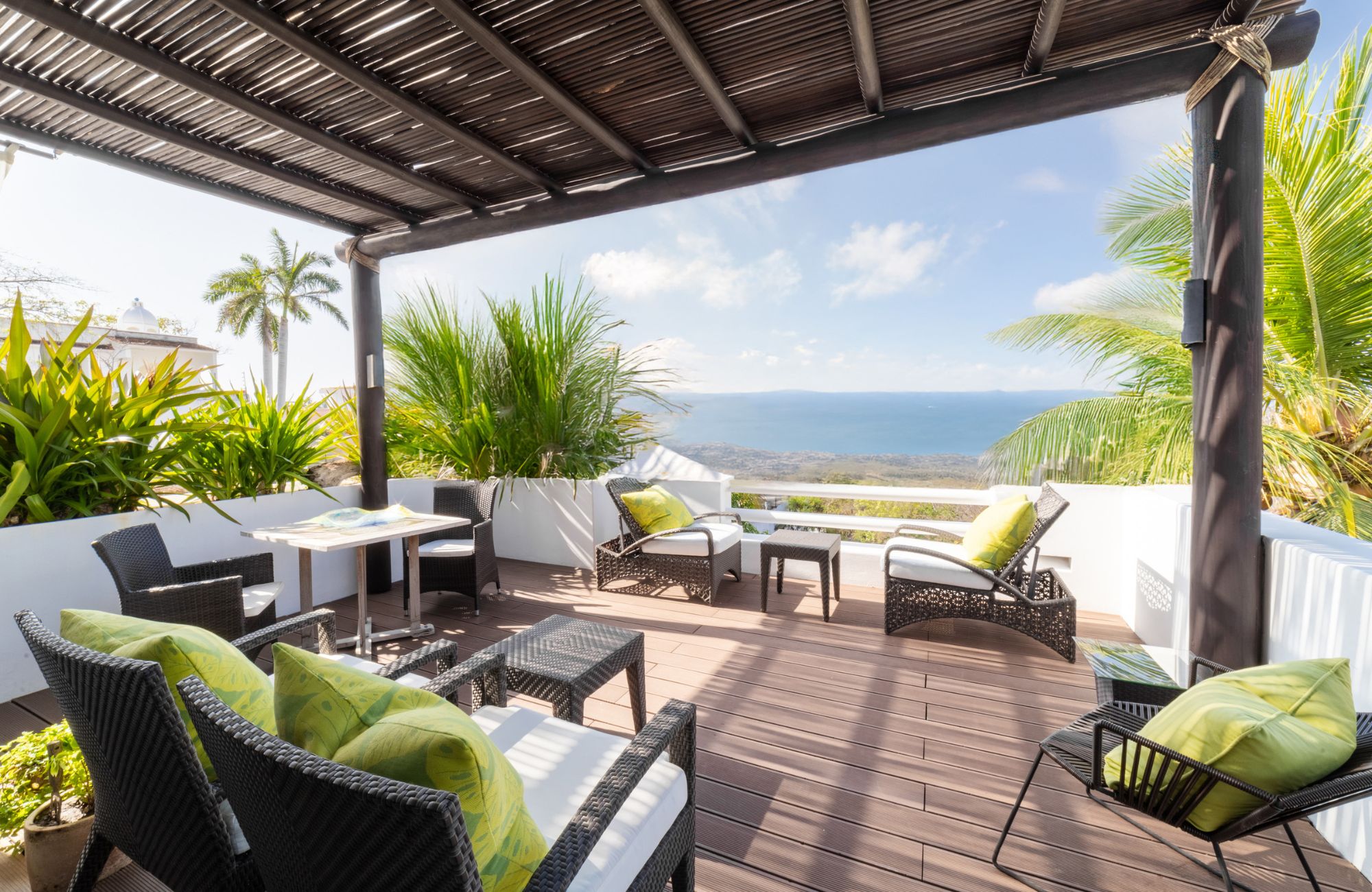 6 bedroom villa with pool and garden, for sale in Sector O, Huatulco.