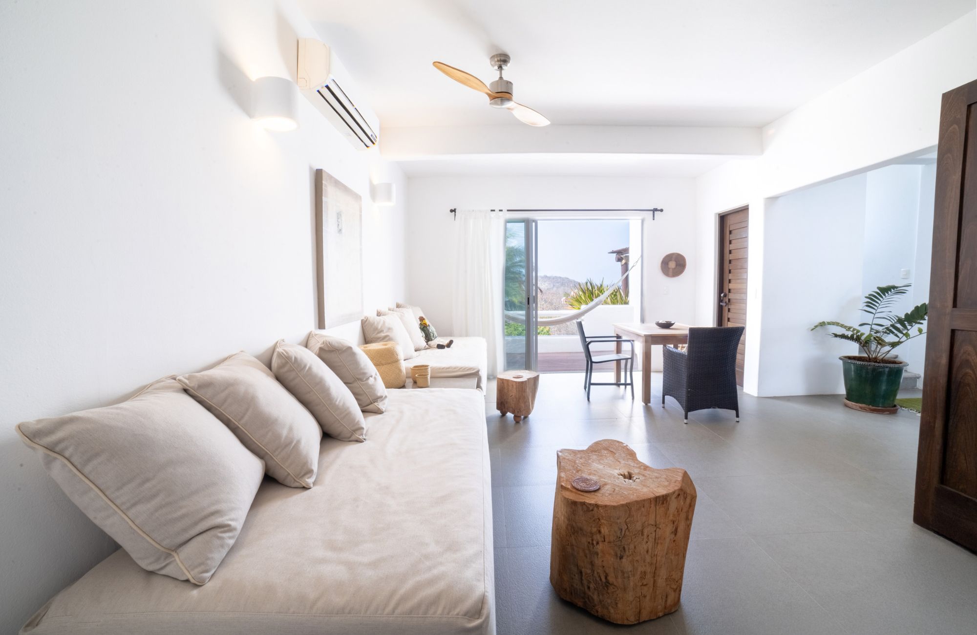 6 bedroom villa with pool and garden, for sale in Sector O, Huatulco.