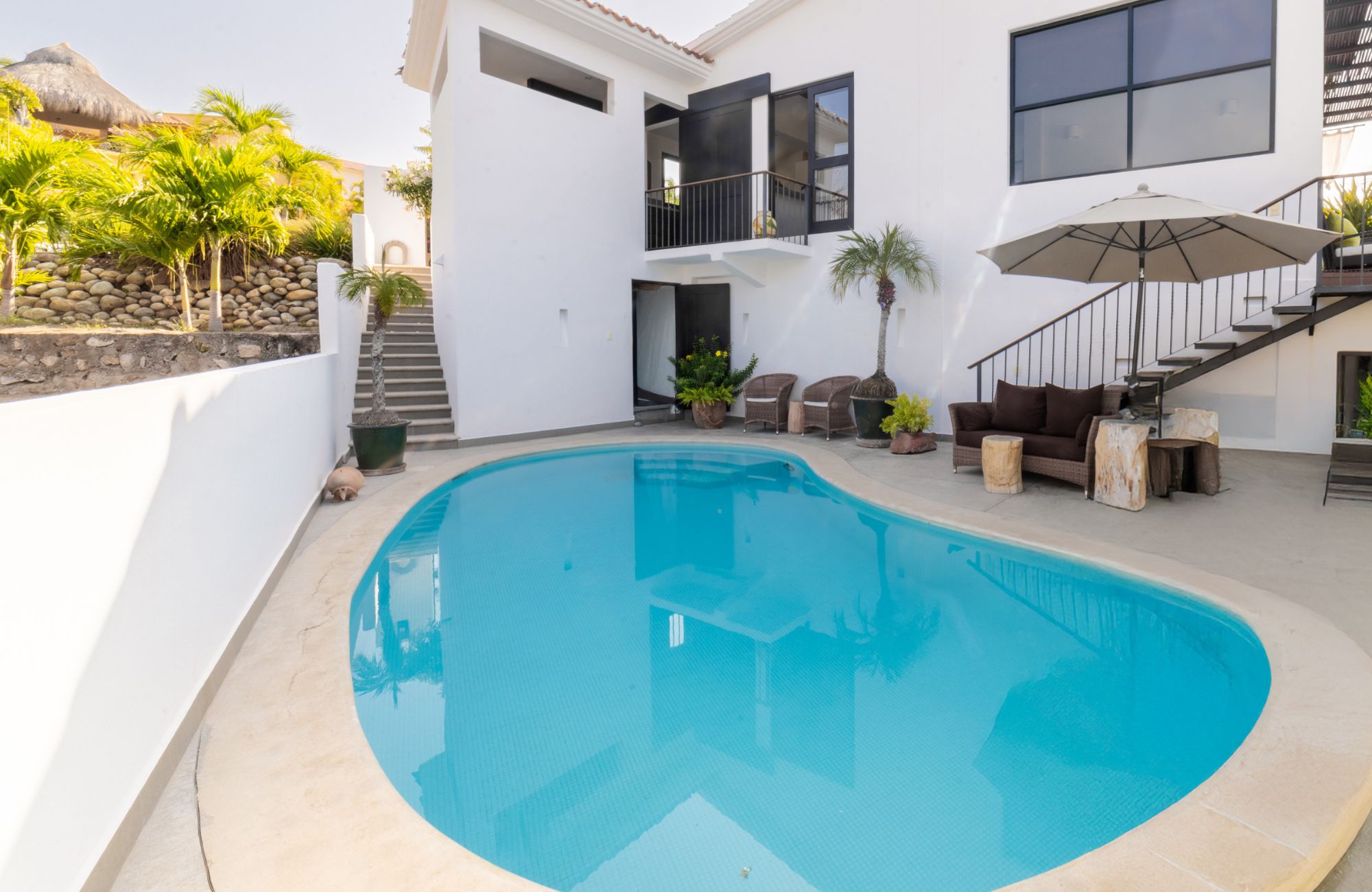 6 bedroom villa with pool and garden, for sale in Sector O, Huatulco.