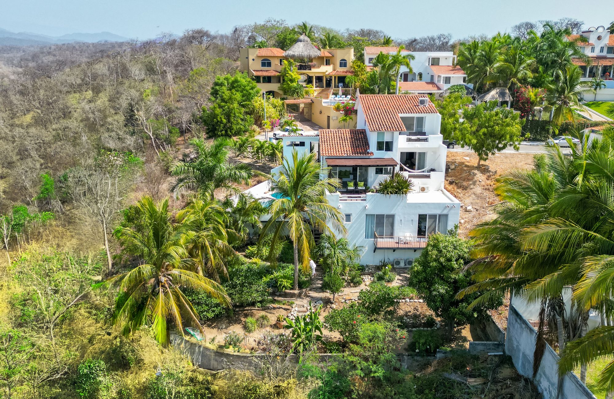 6 bedroom villa with pool and garden, for sale in Sector O, Huatulco.