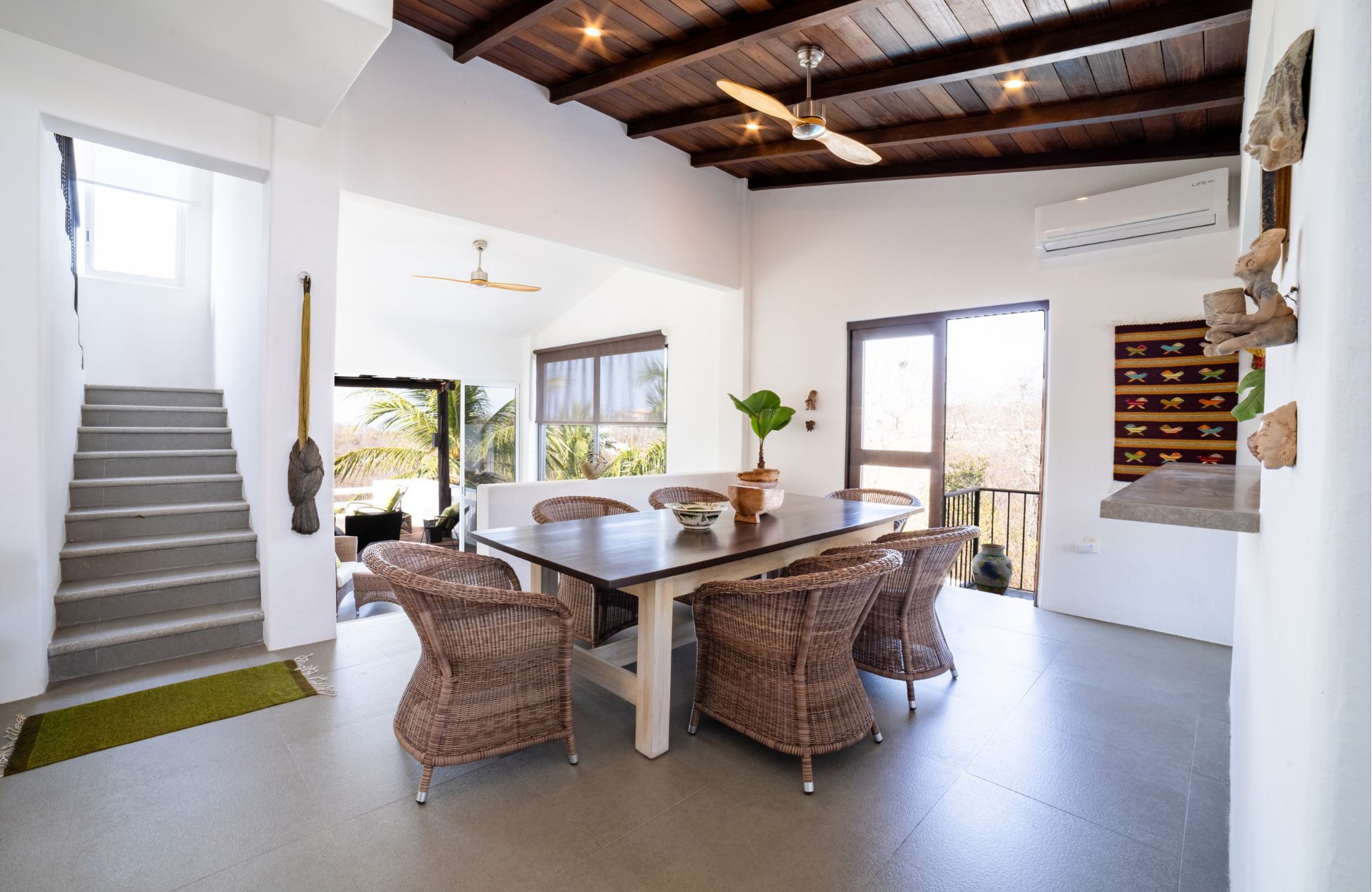 6 bedroom villa with pool and garden, for sale in Sector O, Huatulco.