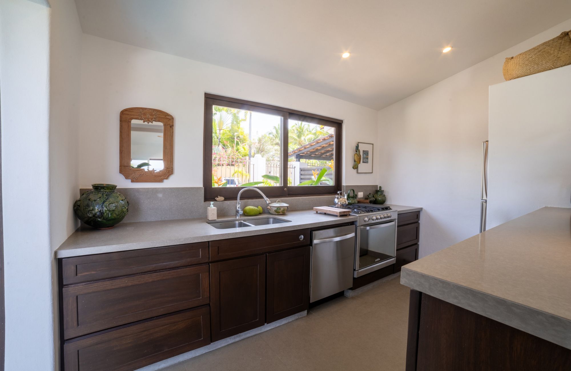 6 bedroom villa with pool and garden, for sale in Sector O, Huatulco.