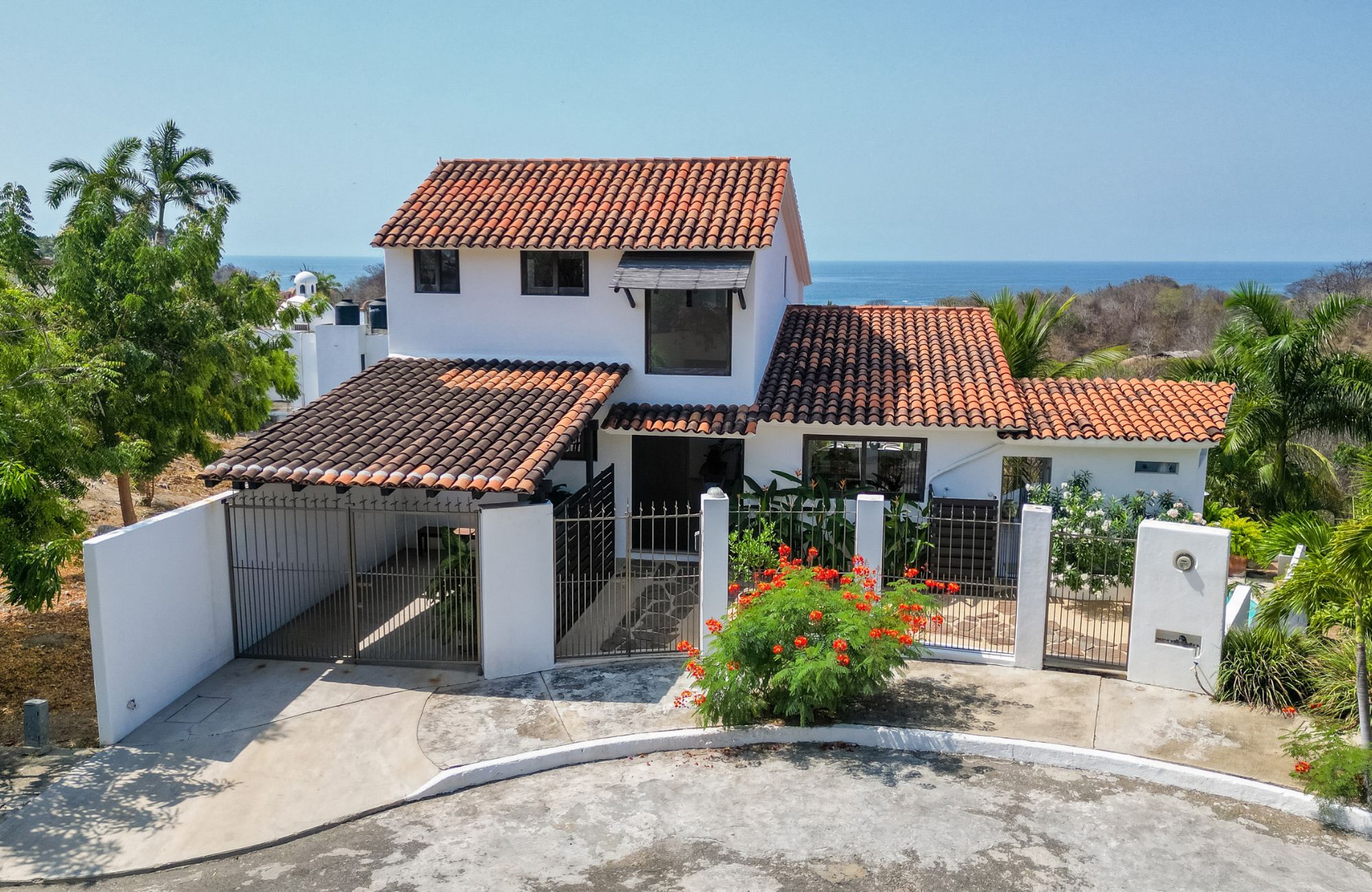 6 bedroom villa with pool and garden, for sale in Sector O, Huatulco.