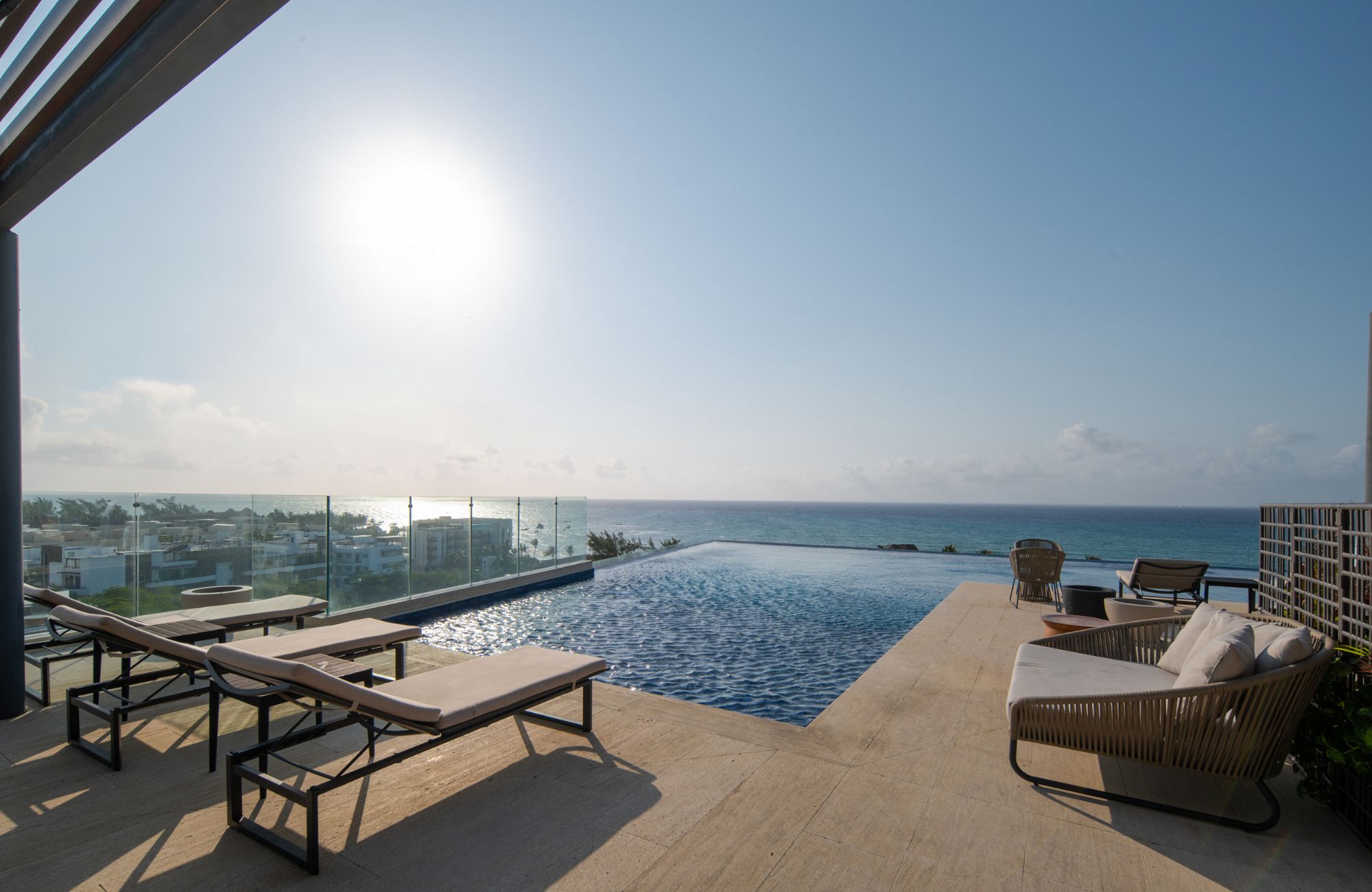 Condominio a pasos de la playa, alberca vista al mar, Playa del Carmen venta.