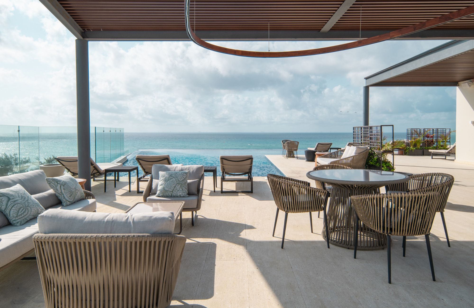 Condominio a pasos de la playa, alberca vista al mar, Playa del Carmen venta.