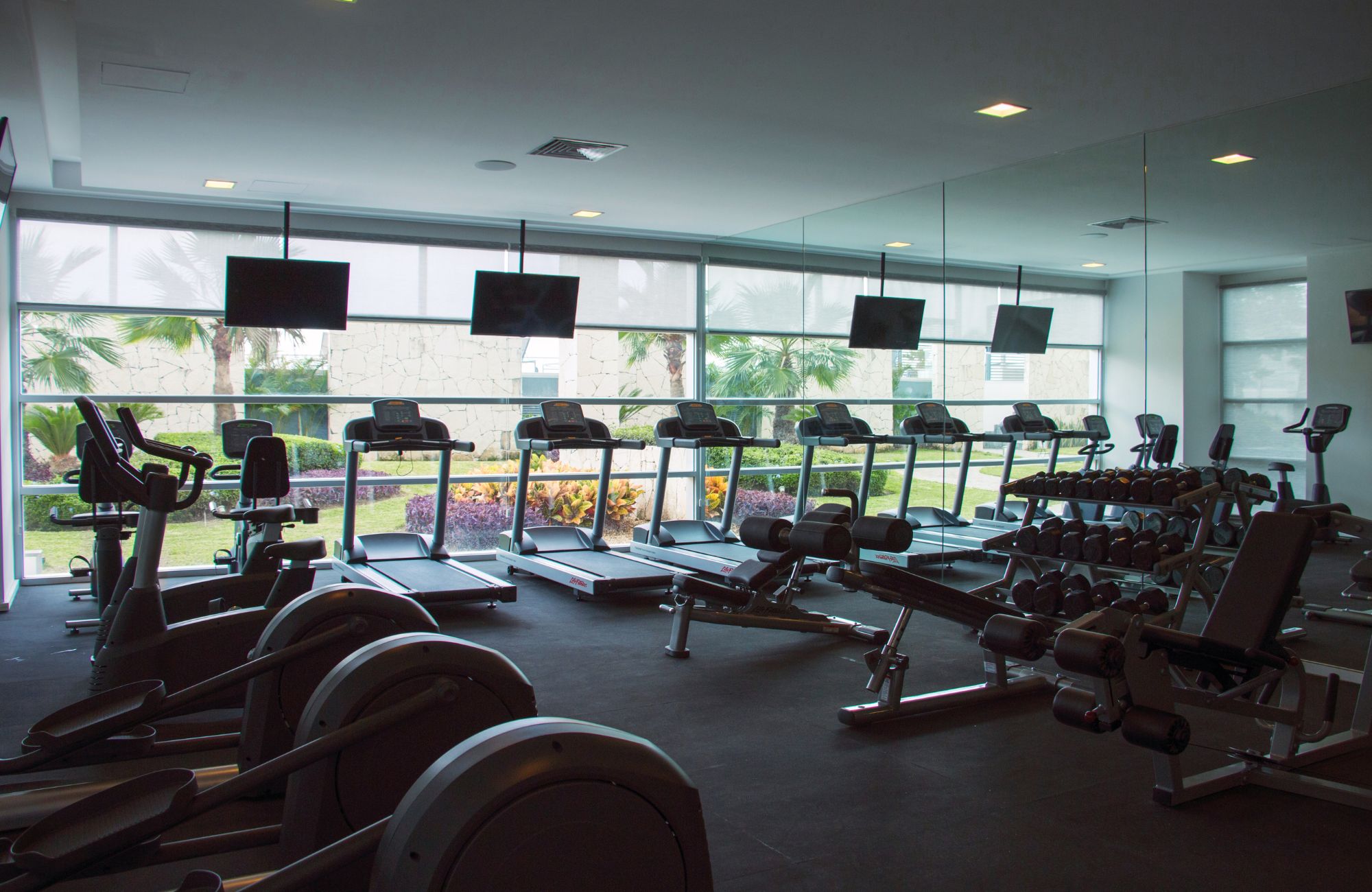 2 bedroom apartment with Gym, Pool and Jacuzzi for sale, Hotel Zone, Cancun.