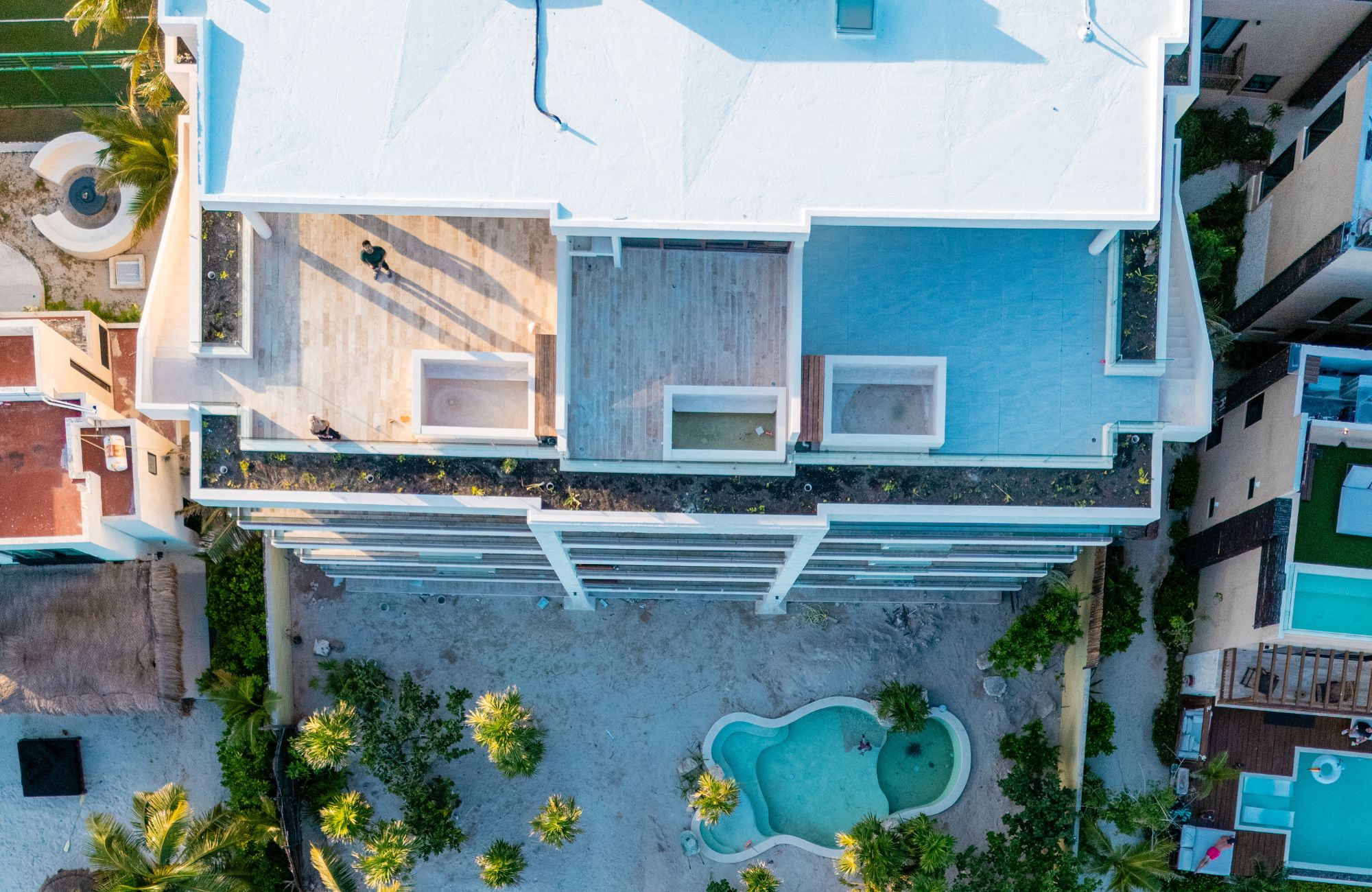 Apartamento con vista al mar desde la alberca com&uacute;n, area de asador, acceso a la playa, en pre-construccion, venta Tankah Tulum.