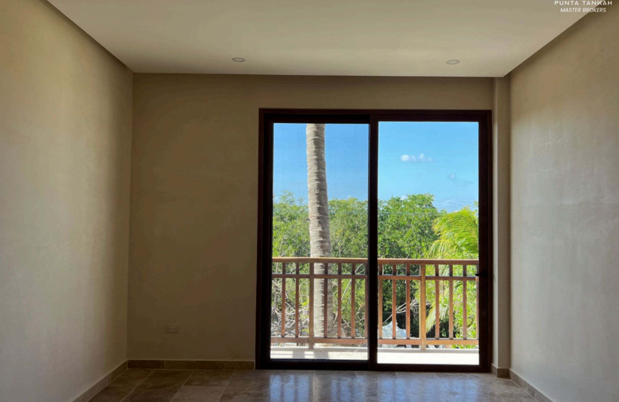 Apartamento con vista al mar desde la alberca com&uacute;n, area de asador, acceso a la playa, en pre-construccion, venta Tankah Tulum.